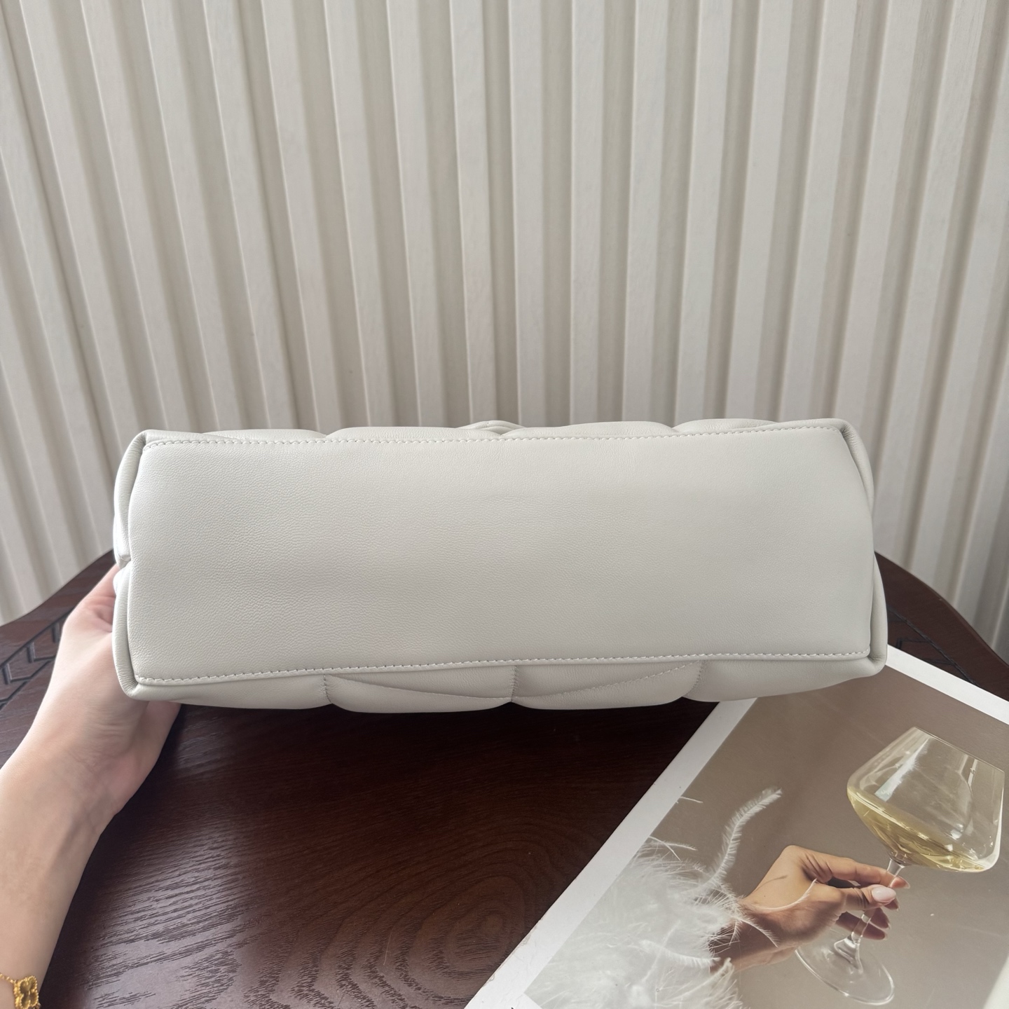 LOULOU PUFFER小号绗缝平面小羊皮包，手感柔软细腻的小羊皮，罗缎衬里，能装轻便，单肩斜挎手拎流