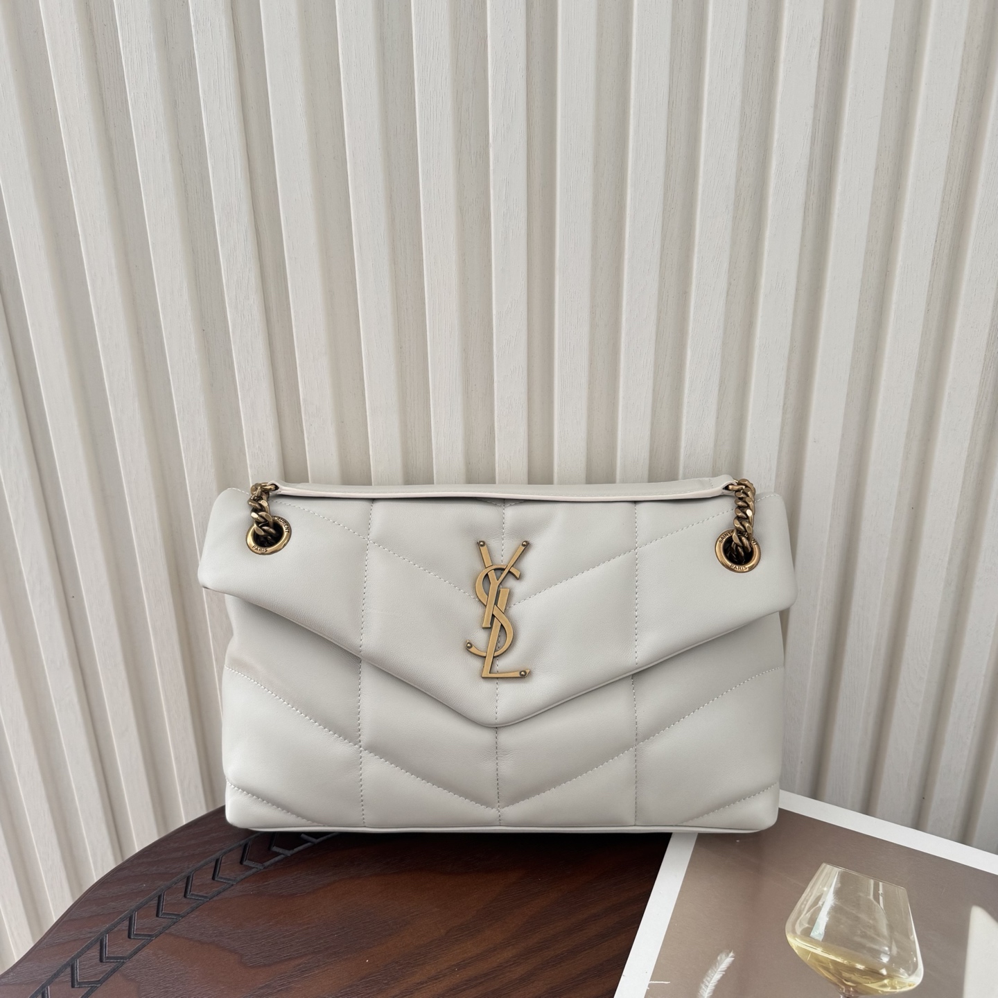 LOULOU PUFFER小号绗缝平面小羊皮包，手感柔软细腻的小羊皮，罗缎衬里，能装轻便，单肩斜挎手拎流