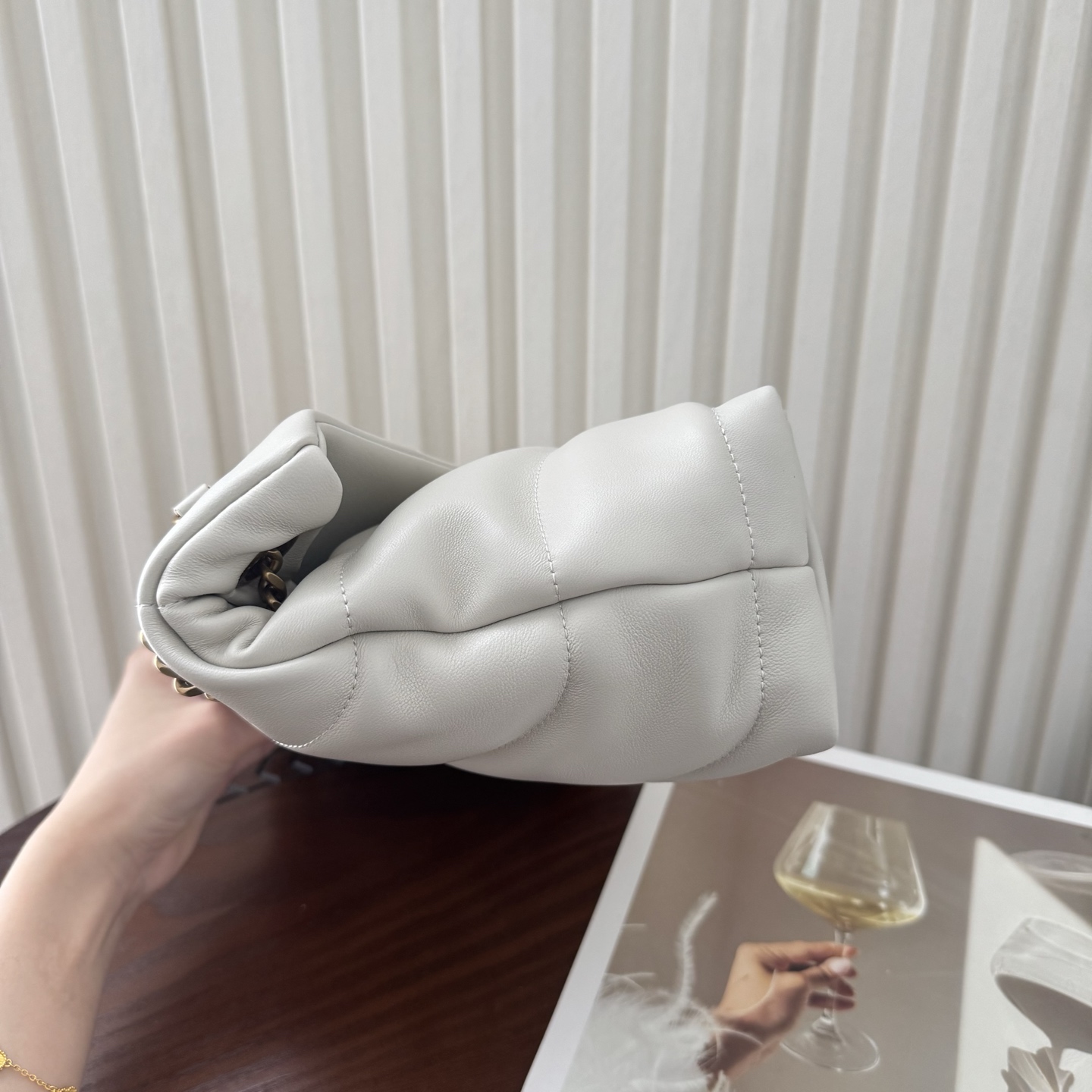 LOULOU PUFFER小号绗缝平面小羊皮包，手感柔软细腻的小羊皮，罗缎衬里，能装轻便，单肩斜挎手拎流