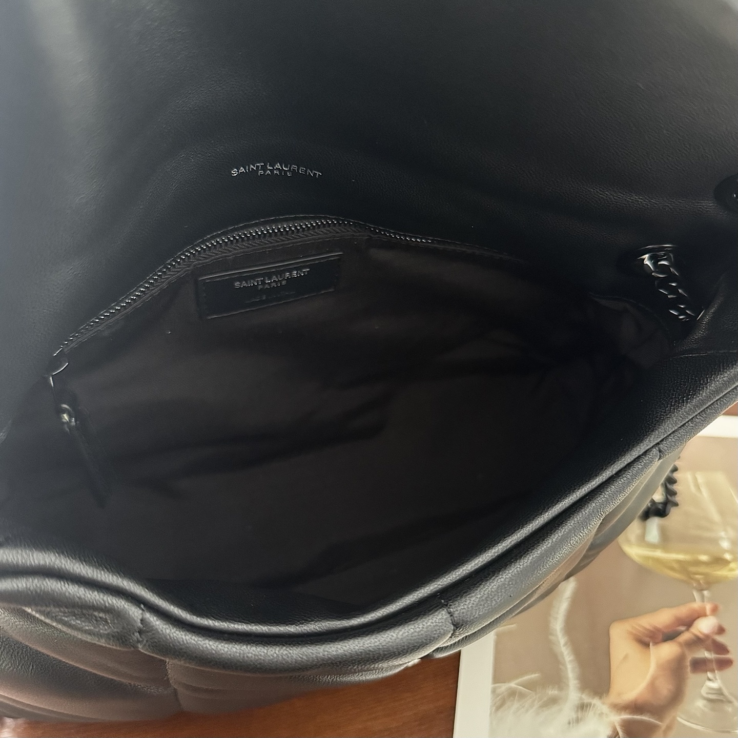 LOULOU PUFFER小号绗缝平面小羊皮包，手感柔软细腻的小羊皮，罗缎衬里，能装轻便，单肩斜挎手拎流