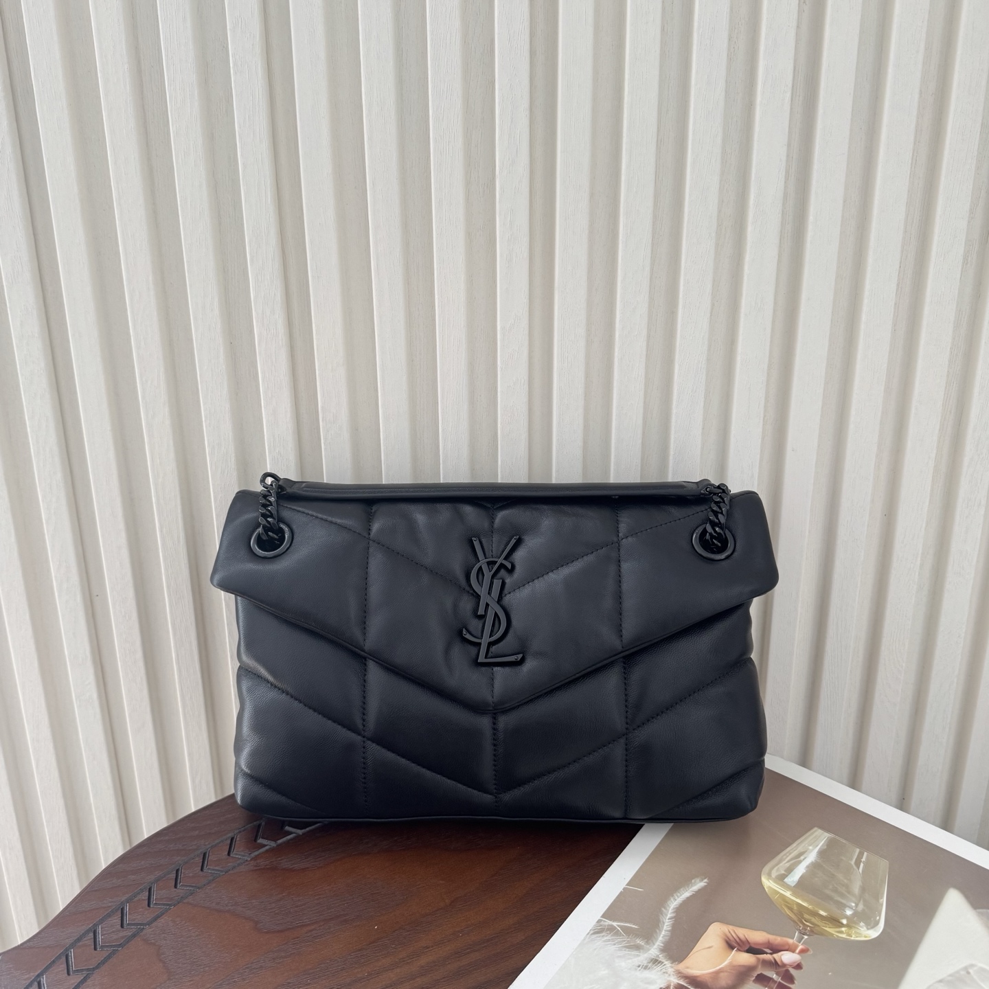 LOULOU PUFFER小号绗缝平面小羊皮包，手感柔软细腻的小羊皮，罗缎衬里，能装轻便，单肩斜挎手拎流