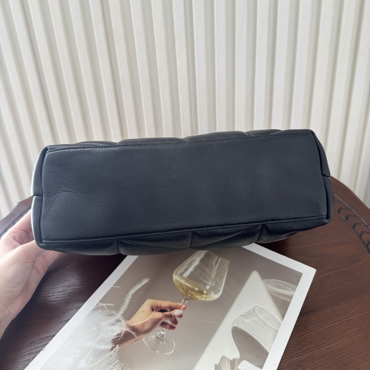 LOULOU PUFFER小号绗缝平面小羊皮包，手感柔软细腻的小羊皮，罗缎衬里，能装轻便，单肩斜挎手拎流