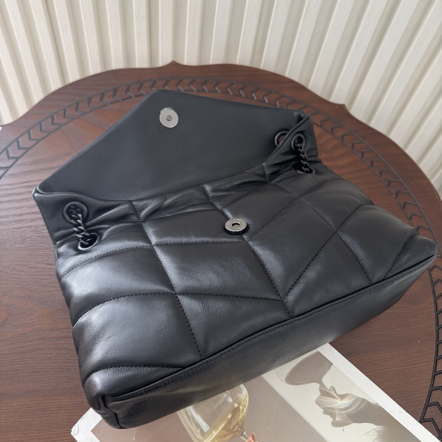 LOULOU PUFFER小号绗缝平面小羊皮包，手感柔软细腻的小羊皮，罗缎衬里，能装轻便，单肩斜挎手拎流