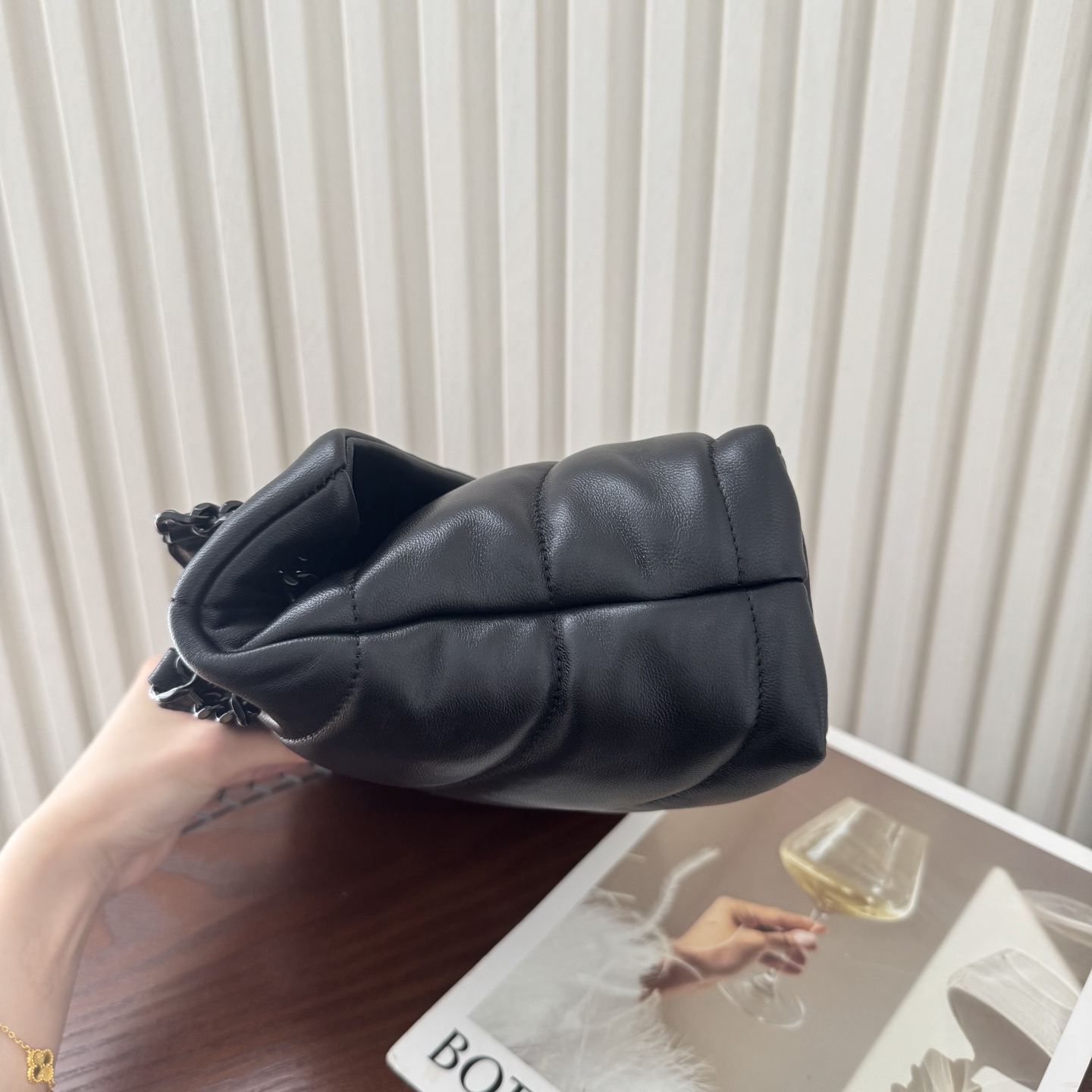 LOULOU PUFFER小号绗缝平面小羊皮包，手感柔软细腻的小羊皮，罗缎衬里，能装轻便，单肩斜挎手拎流