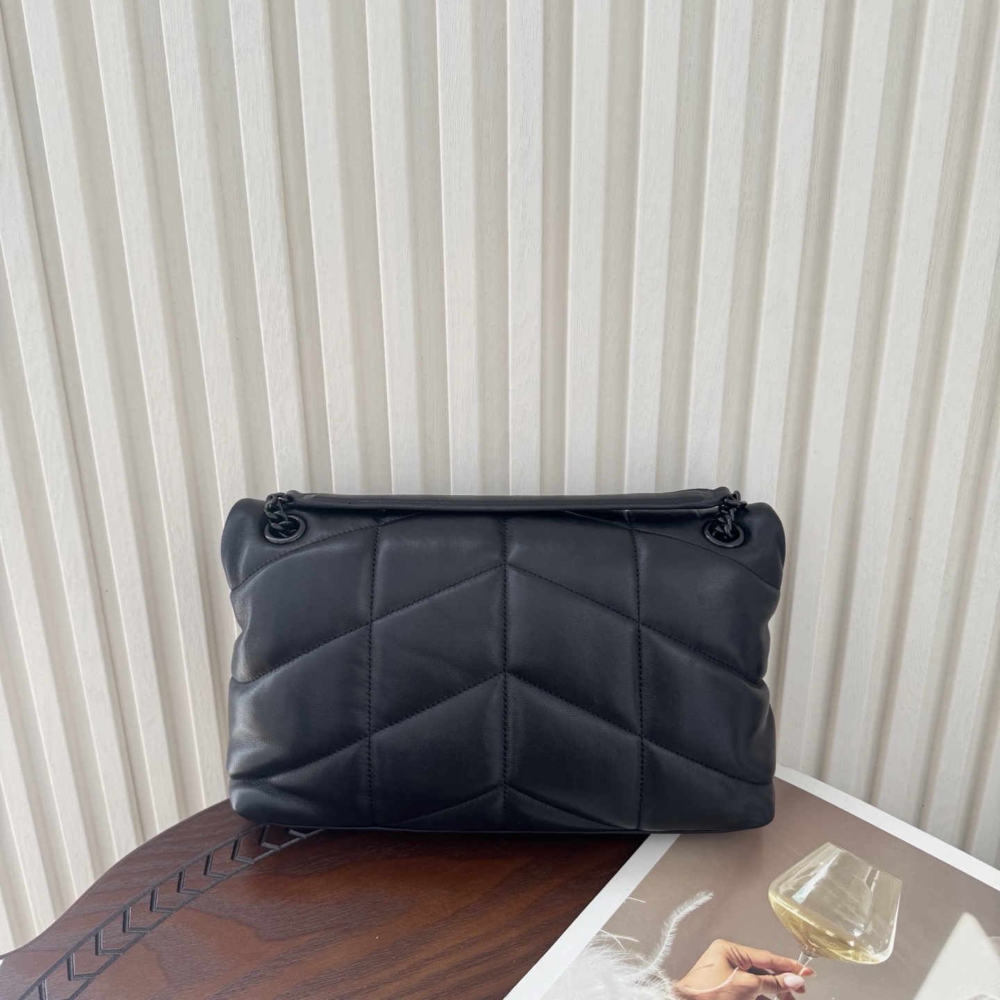 LOULOU PUFFER小号绗缝平面小羊皮包，手感柔软细腻的小羊皮，罗缎衬里，能装轻便，单肩斜挎手拎流