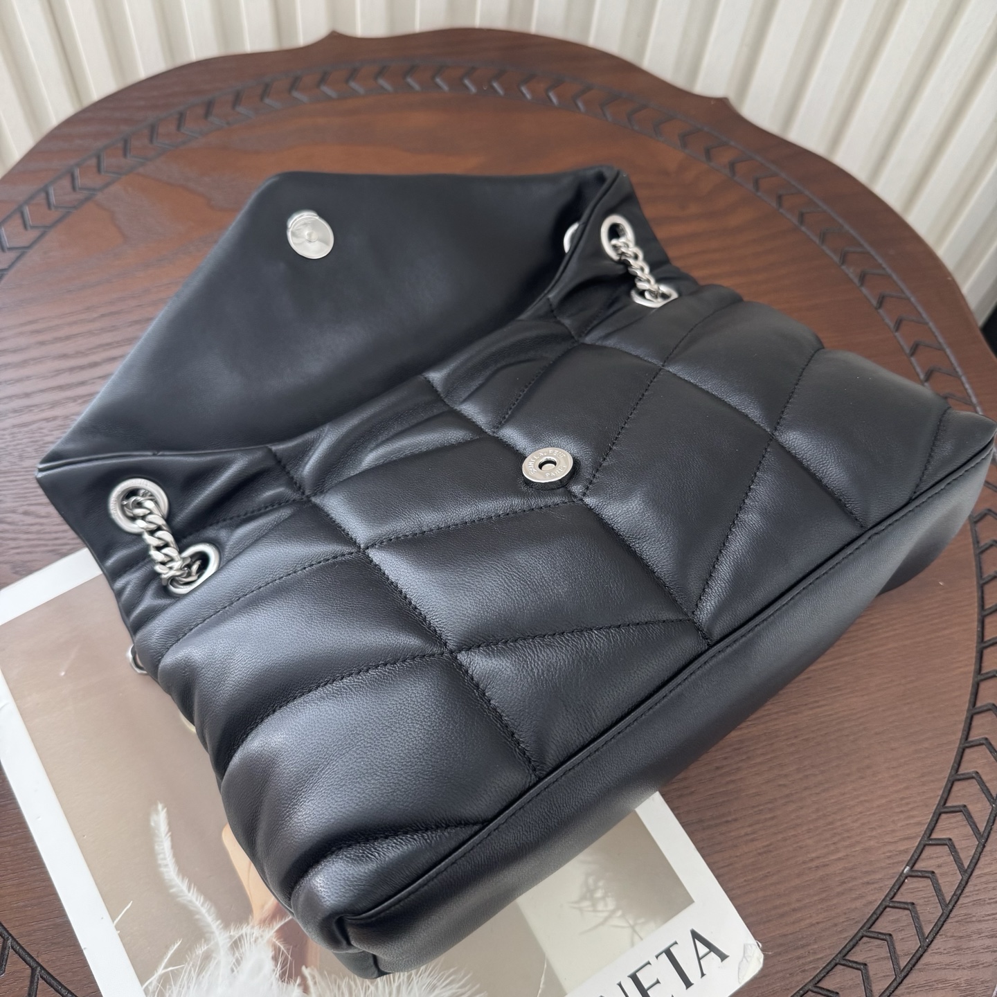 LOULOU PUFFER小号绗缝平面小羊皮包，手感柔软细腻的小羊皮，罗缎衬里，能装轻便，单肩斜挎手拎流