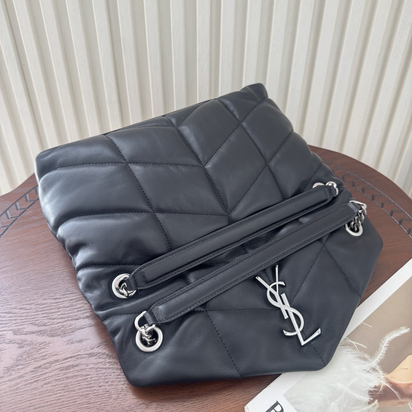 LOULOU PUFFER小号绗缝平面小羊皮包，手感柔软细腻的小羊皮，罗缎衬里，能装轻便，单肩斜挎手拎流