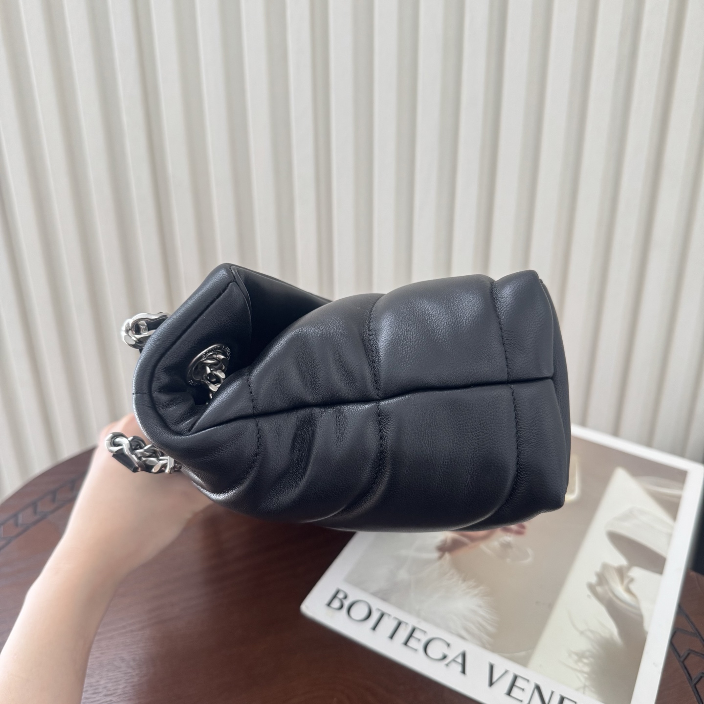 LOULOU PUFFER小号绗缝平面小羊皮包，手感柔软细腻的小羊皮，罗缎衬里，能装轻便，单肩斜挎手拎流