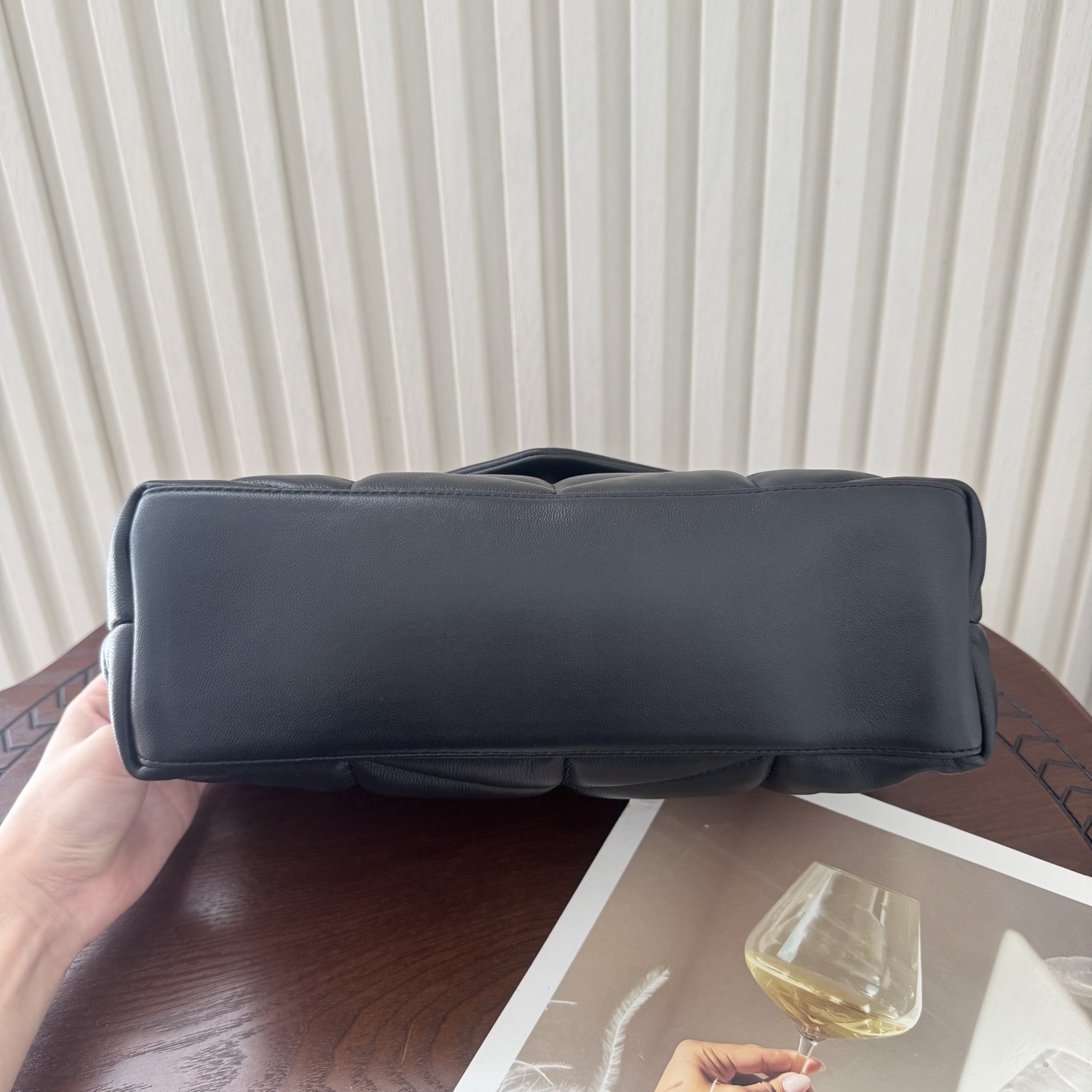 LOULOU PUFFER小号绗缝平面小羊皮包，手感柔软细腻的小羊皮，罗缎衬里，能装轻便，单肩斜挎手拎流