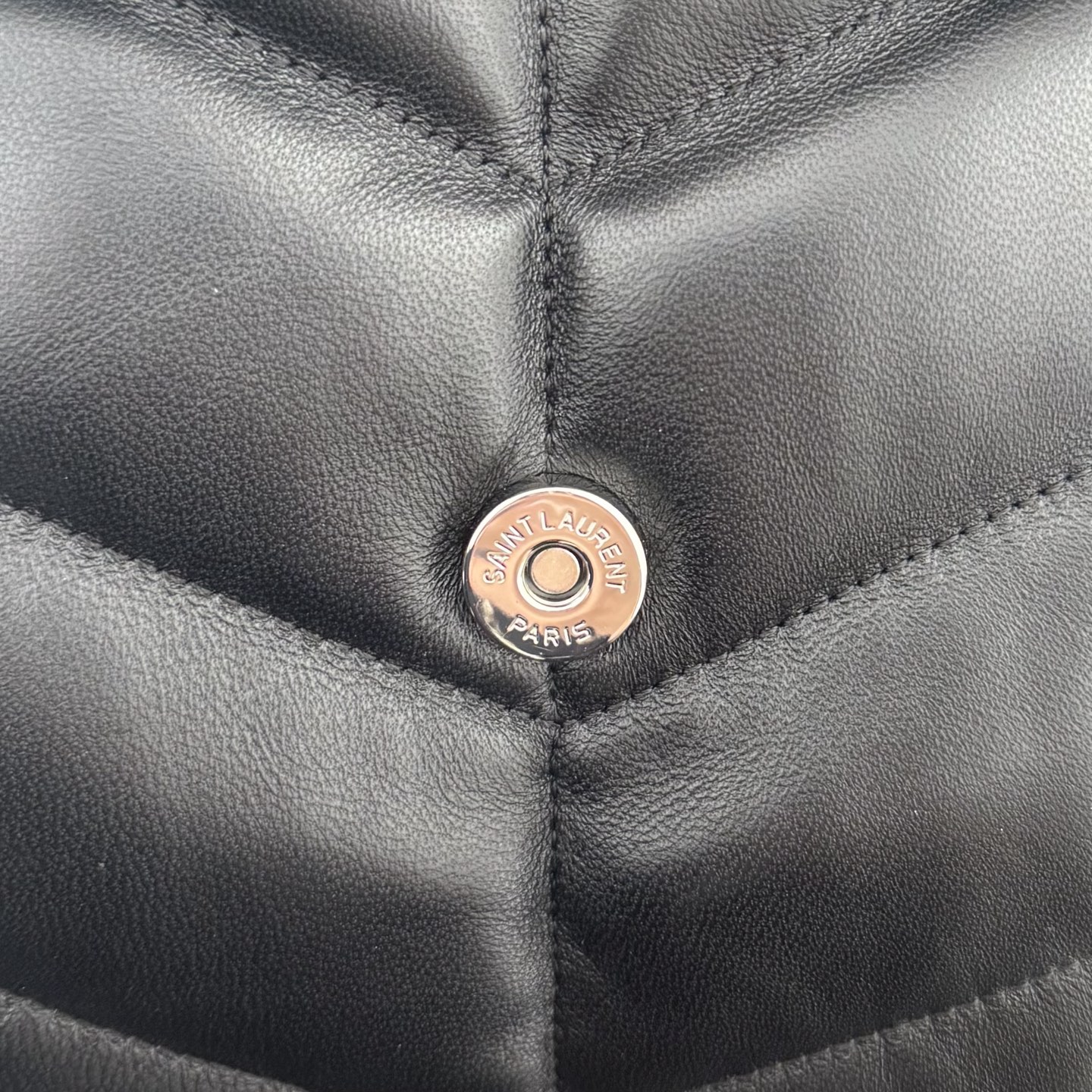 LOULOU PUFFER小号绗缝平面小羊皮包，手感柔软细腻的小羊皮，罗缎衬里，能装轻便，单肩斜挎手拎流