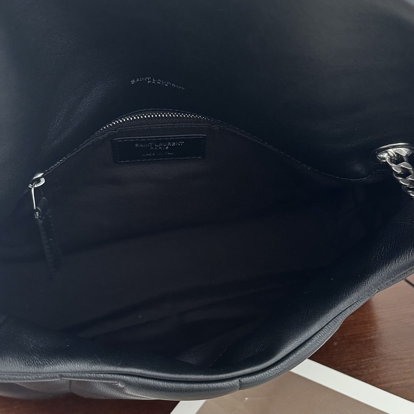 LOULOU PUFFER小号绗缝平面小羊皮包，手感柔软细腻的小羊皮，罗缎衬里，能装轻便，单肩斜挎手拎流