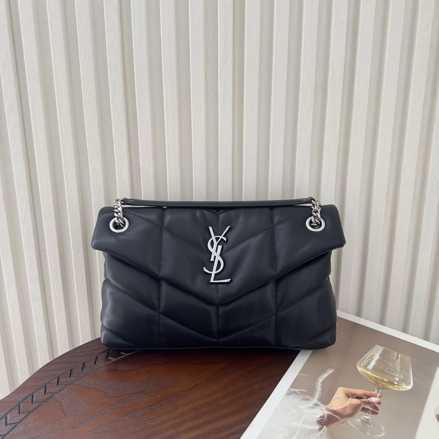 LOULOU PUFFER小号绗缝平面小羊皮包，手感柔软细腻的小羊皮，罗缎衬里，能装轻便，单肩斜挎手拎流