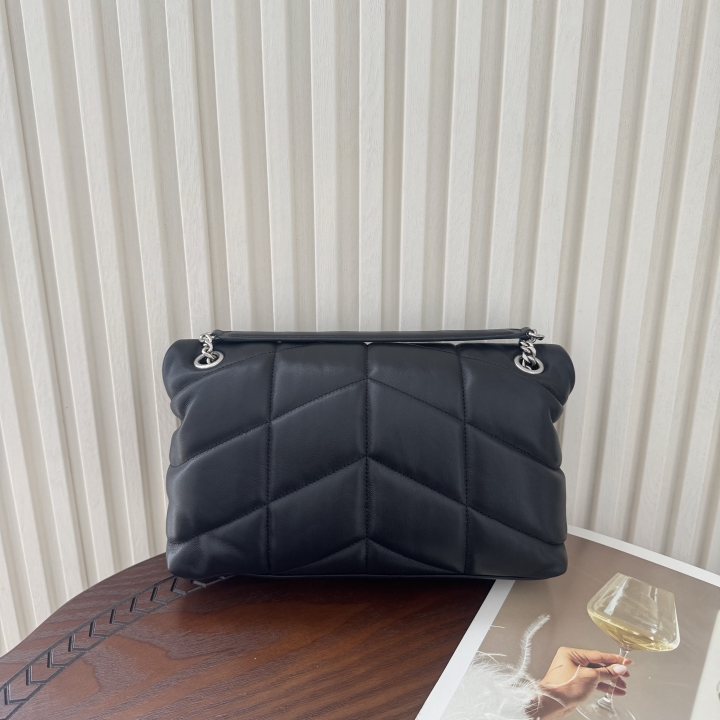 LOULOU PUFFER小号绗缝平面小羊皮包，手感柔软细腻的小羊皮，罗缎衬里，能装轻便，单肩斜挎手拎流