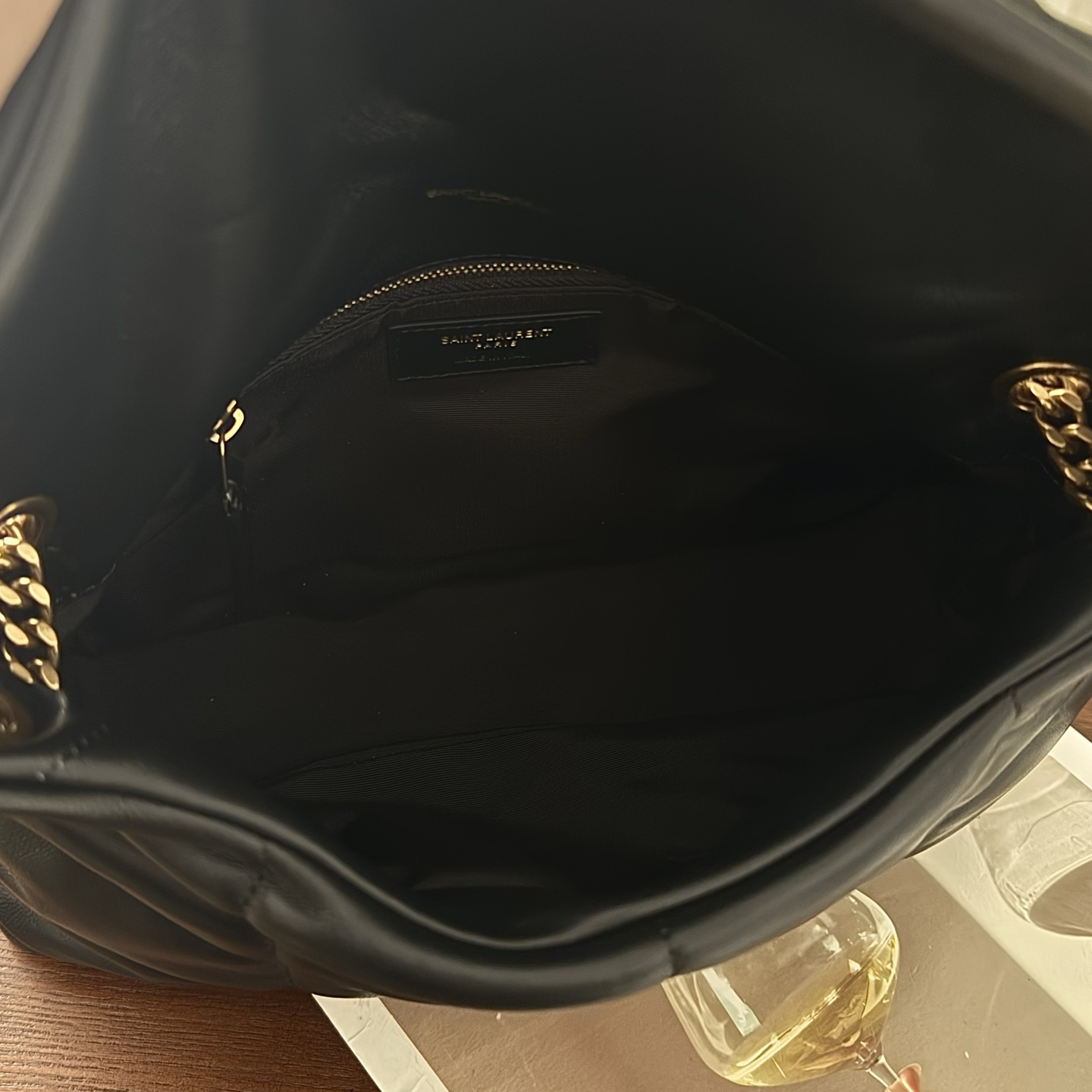 LOULOU PUFFER小号绗缝平面小羊皮包，手感柔软细腻的小羊皮，罗缎衬里，能装轻便，单肩斜挎手拎流