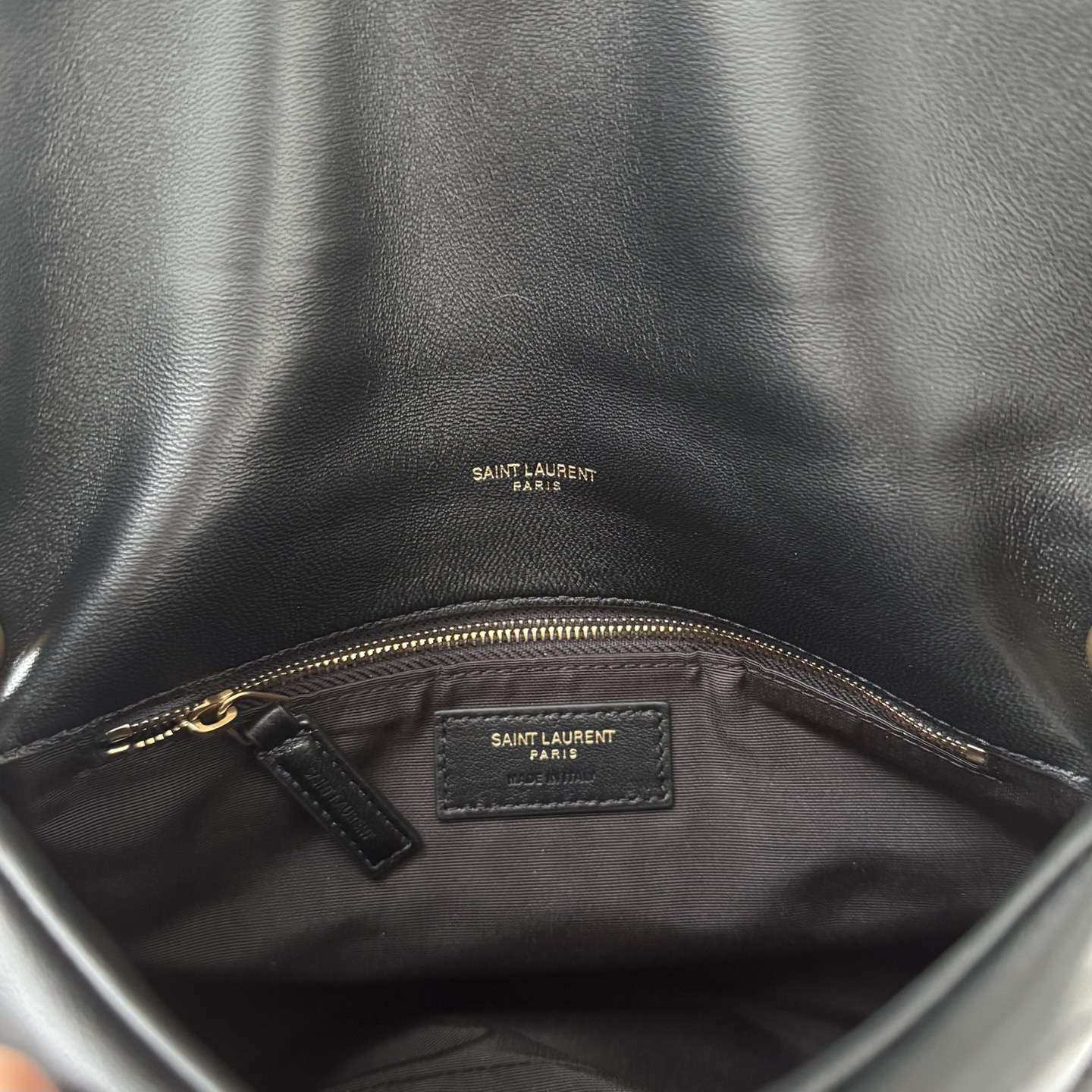 LOULOU PUFFER小号绗缝平面小羊皮包，手感柔软细腻的小羊皮，罗缎衬里，能装轻便，单肩斜挎手拎流