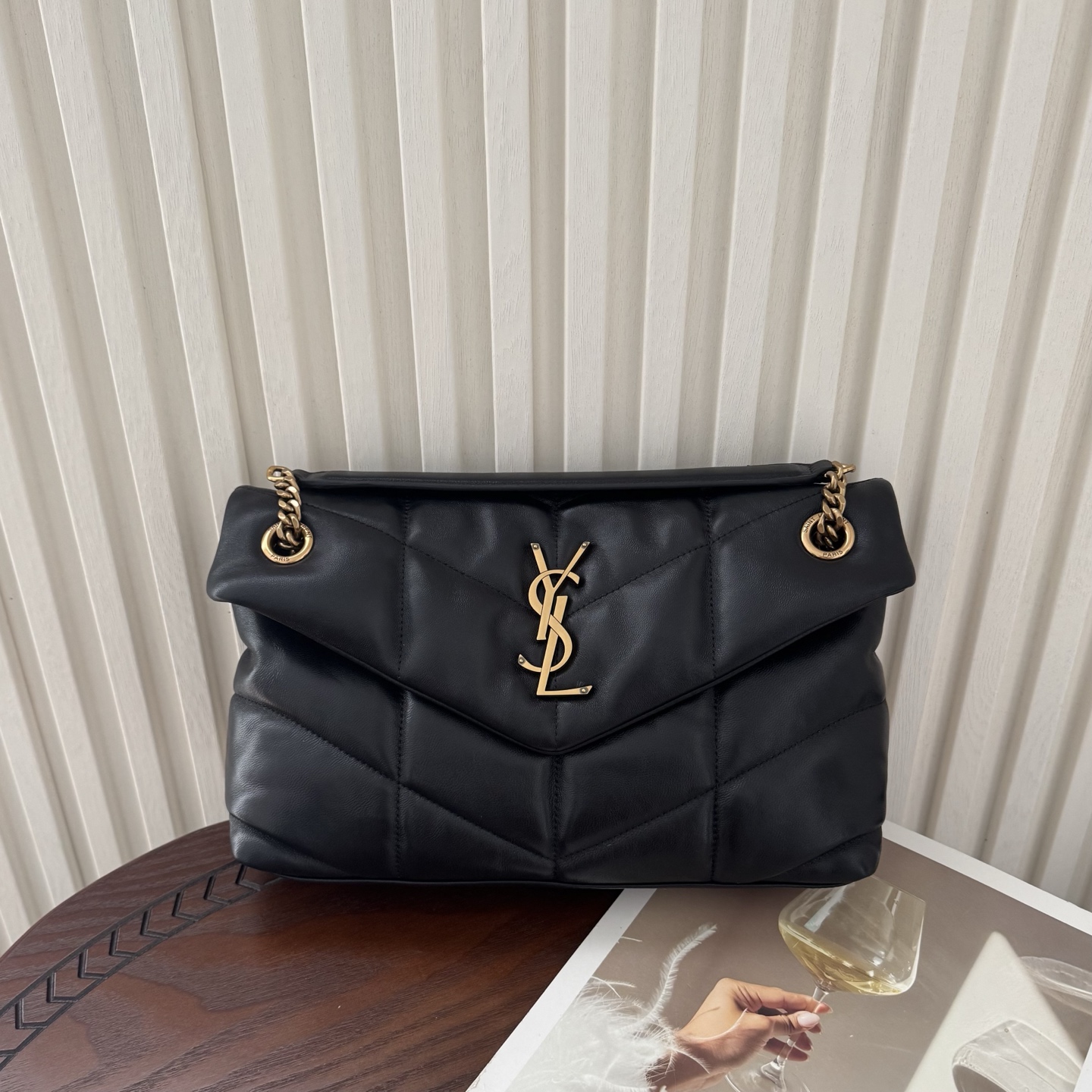 LOULOU PUFFER小号绗缝平面小羊皮包，手感柔软细腻的小羊皮，罗缎衬里，能装轻便，单肩斜挎手拎流