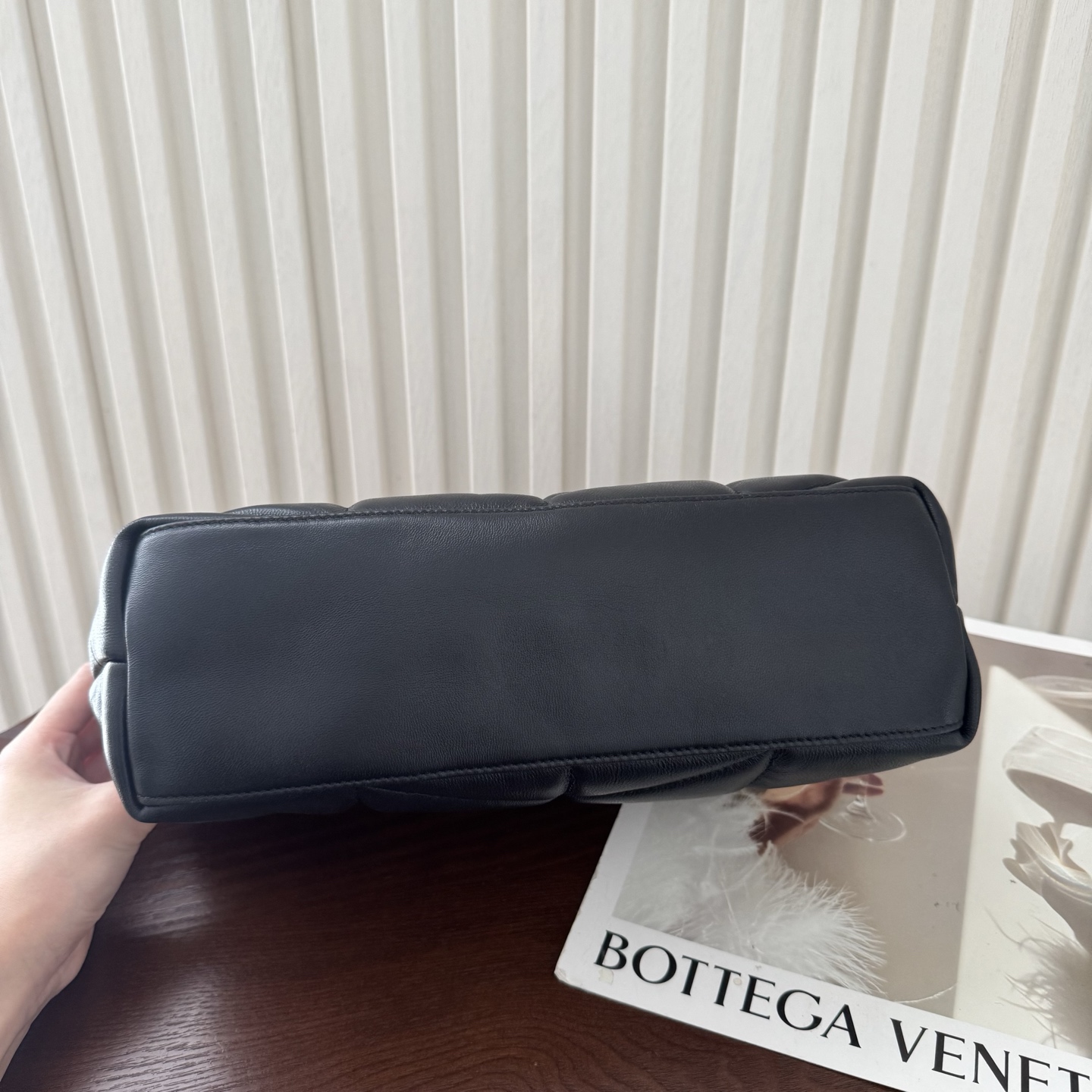 LOULOU PUFFER小号绗缝平面小羊皮包，手感柔软细腻的小羊皮，罗缎衬里，能装轻便，单肩斜挎手拎流