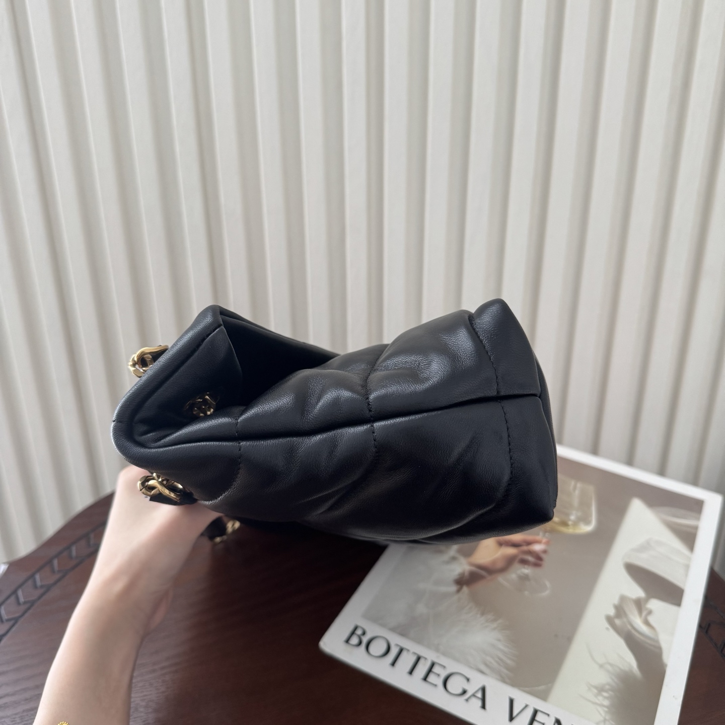 LOULOU PUFFER小号绗缝平面小羊皮包，手感柔软细腻的小羊皮，罗缎衬里，能装轻便，单肩斜挎手拎流