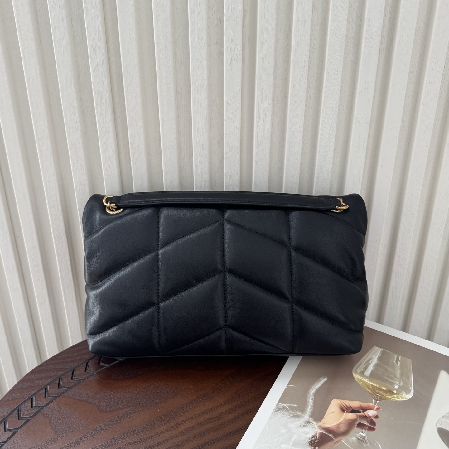 LOULOU PUFFER小号绗缝平面小羊皮包，手感柔软细腻的小羊皮，罗缎衬里，能装轻便，单肩斜挎手拎流