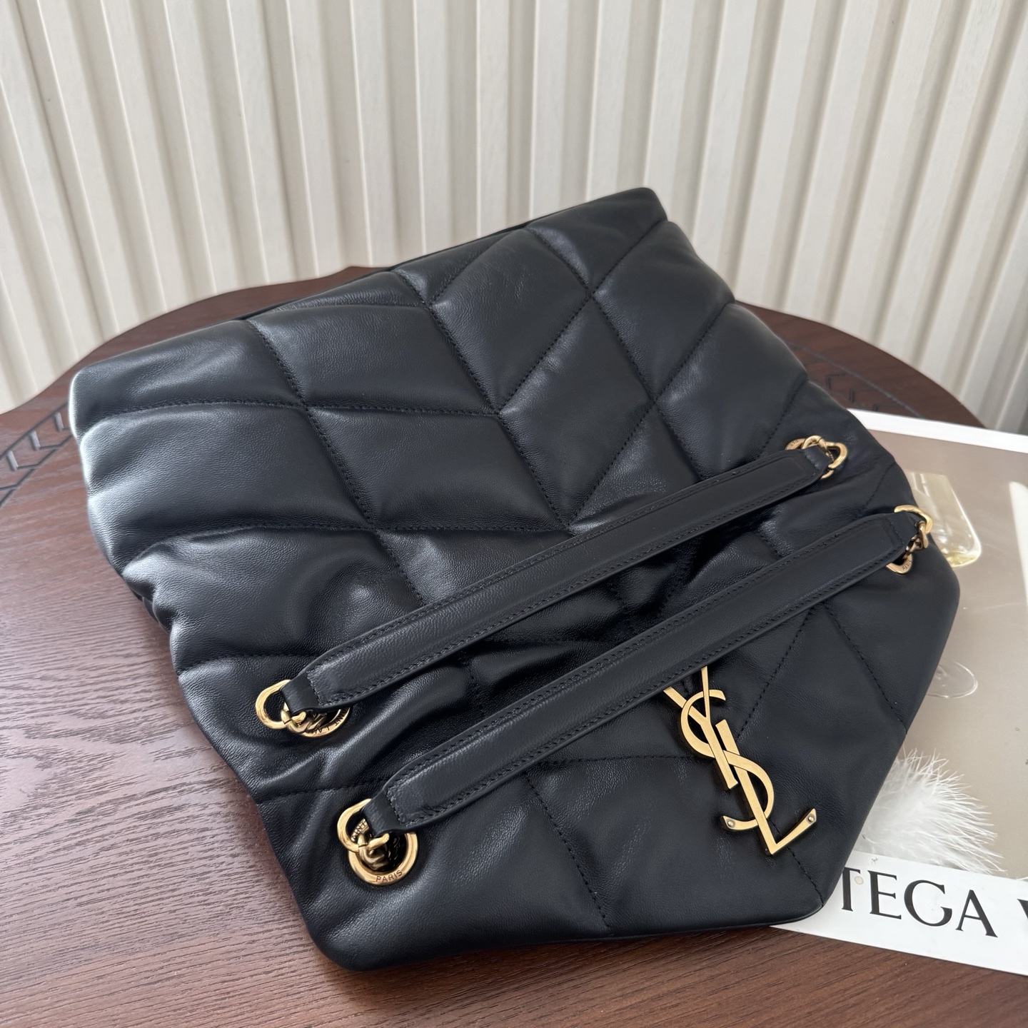 LOULOU PUFFER小号绗缝平面小羊皮包，手感柔软细腻的小羊皮，罗缎衬里，能装轻便，单肩斜挎手拎流