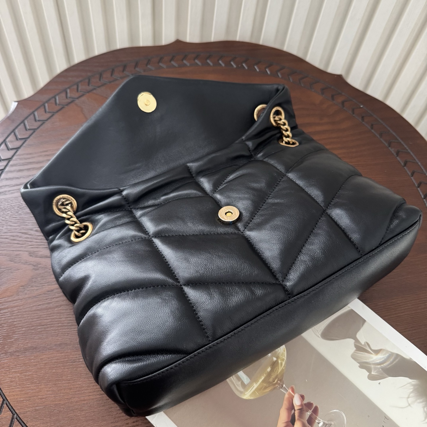 LOULOU PUFFER小号绗缝平面小羊皮包，手感柔软细腻的小羊皮，罗缎衬里，能装轻便，单肩斜挎手拎流