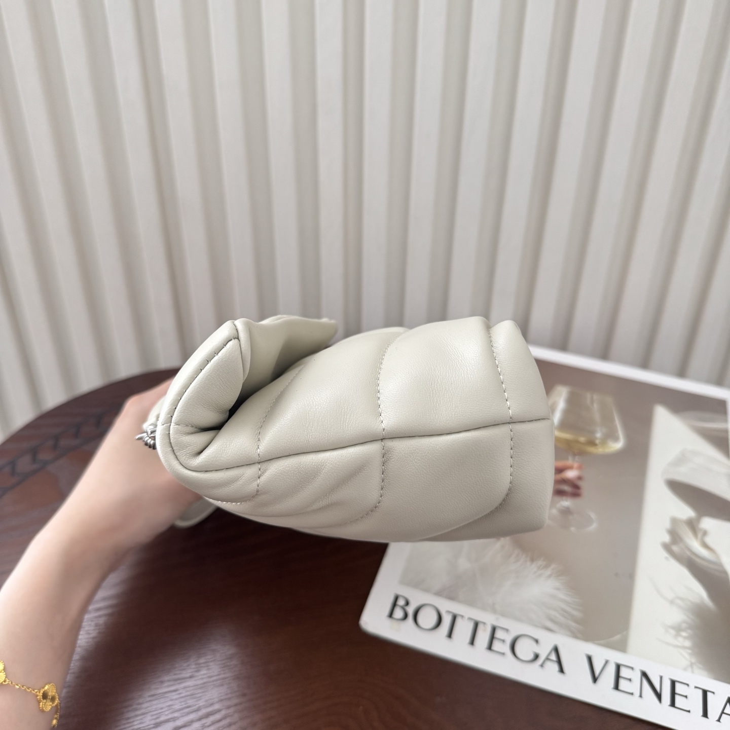 全套包装！LOULOU PUFFE迷你号绗缝小羊皮包，手感柔软细腻的小羊皮，罗缎衬里，能装轻便，单肩斜挎