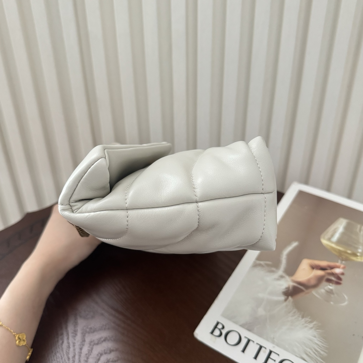 全套包装！LOULOU PUFFE迷你号绗缝小羊皮包，手感柔软细腻的小羊皮，罗缎衬里，能装轻便，单肩斜挎