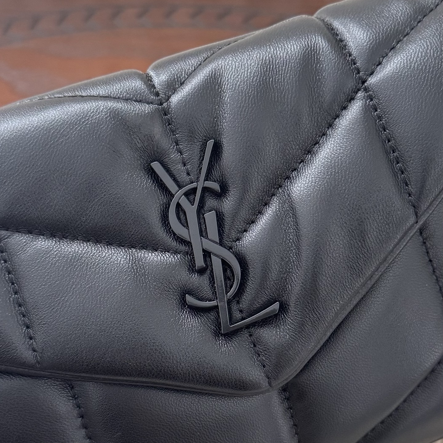 全套包装！LOULOU PUFFE迷你号绗缝小羊皮包，手感柔软细腻的小羊皮，罗缎衬里，能装轻便，单肩斜挎