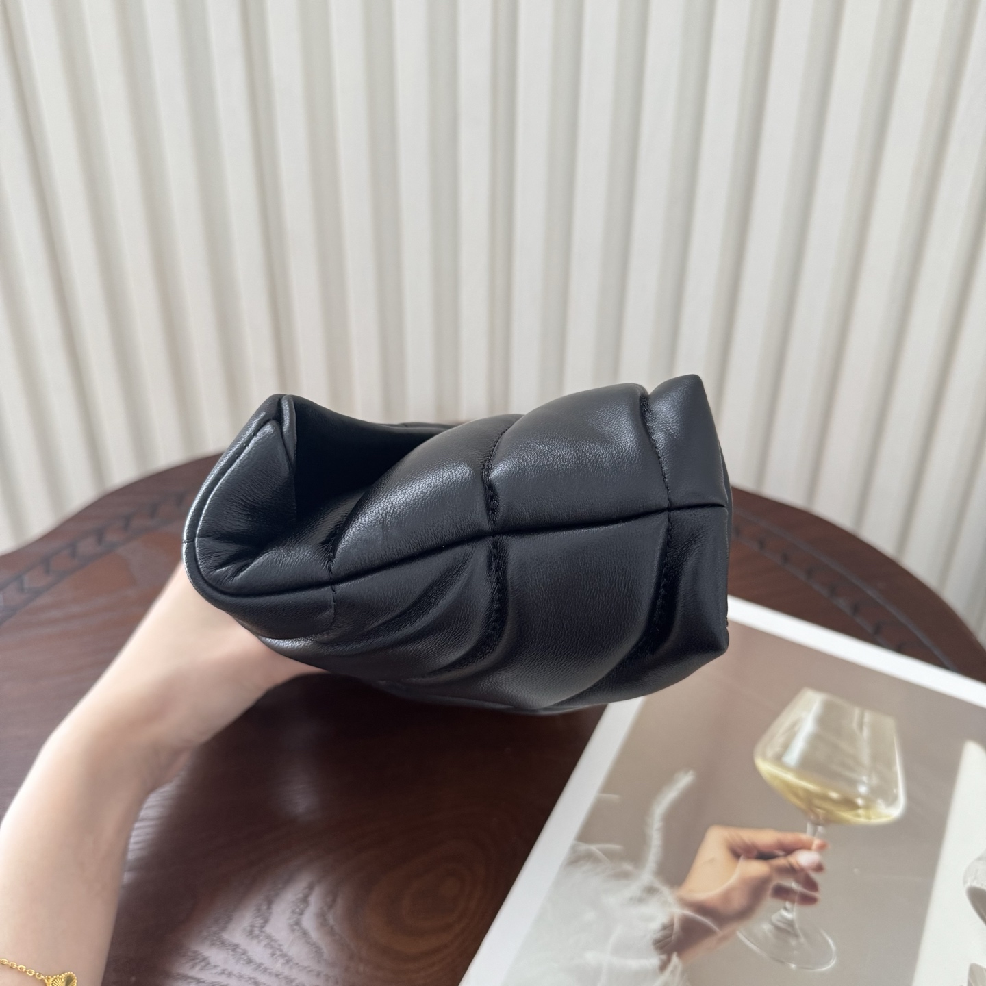 全套包装！LOULOU PUFFE迷你号绗缝小羊皮包，手感柔软细腻的小羊皮，罗缎衬里，能装轻便，单肩斜挎