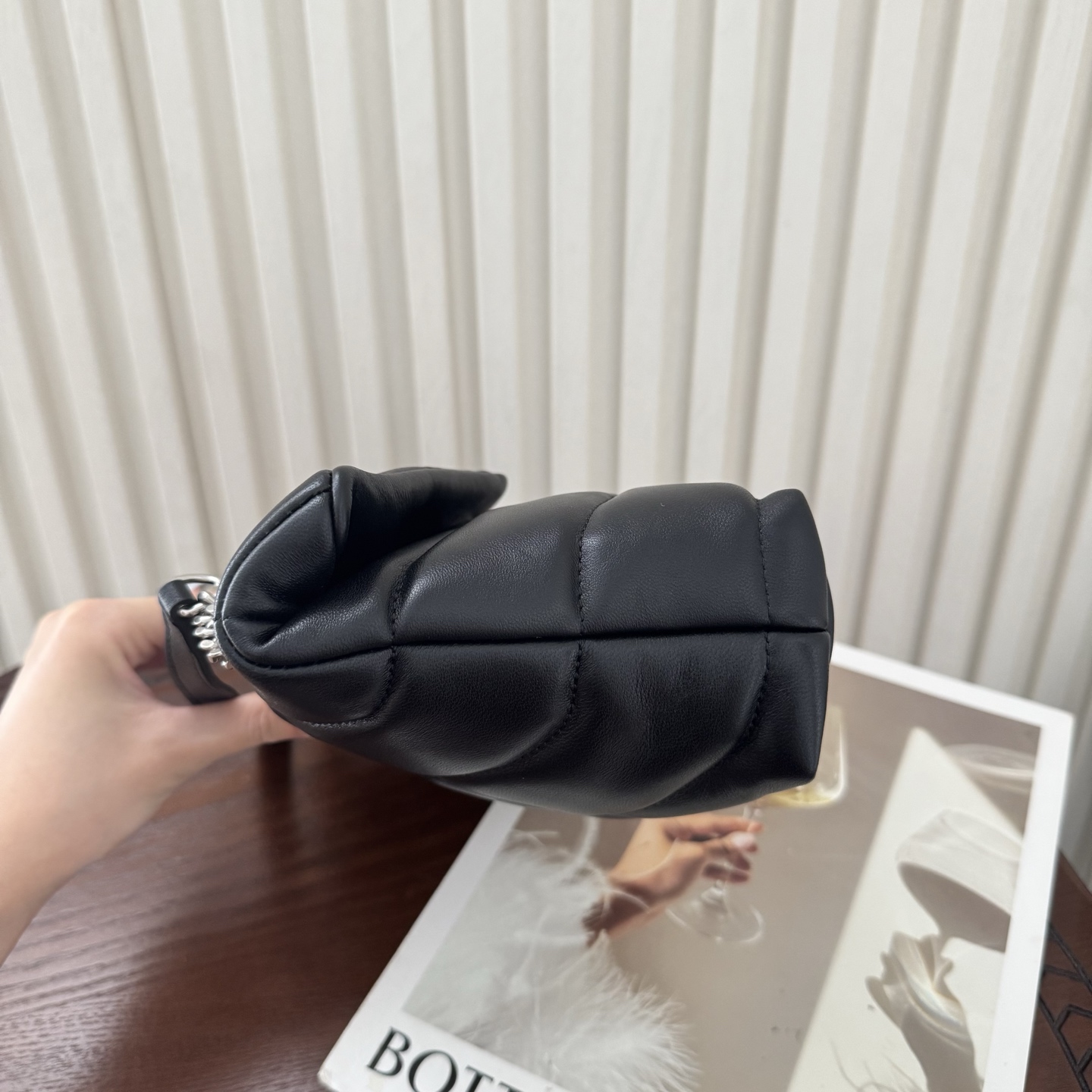 全套包装！LOULOU PUFFE迷你号绗缝小羊皮包，手感柔软细腻的小羊皮，罗缎衬里，能装轻便，单肩斜挎