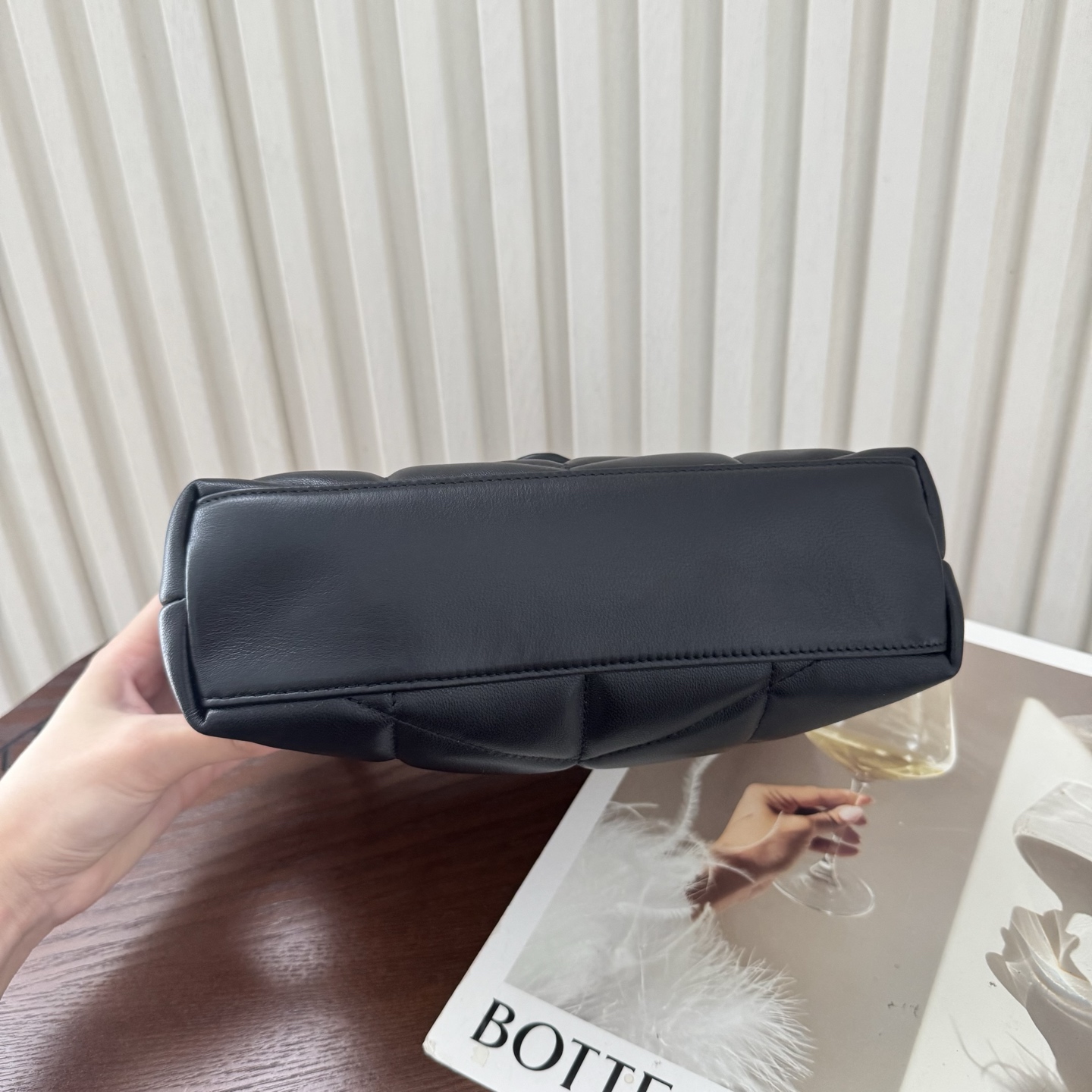 全套包装！LOULOU PUFFE迷你号绗缝小羊皮包，手感柔软细腻的小羊皮，罗缎衬里，能装轻便，单肩斜挎