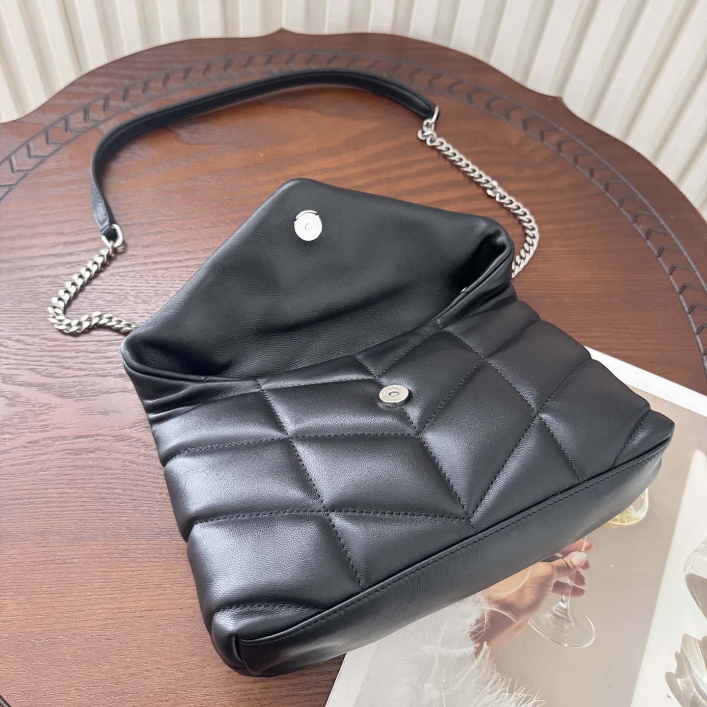 全套包装！LOULOU PUFFE迷你号绗缝小羊皮包，手感柔软细腻的小羊皮，罗缎衬里，能装轻便，单肩斜挎