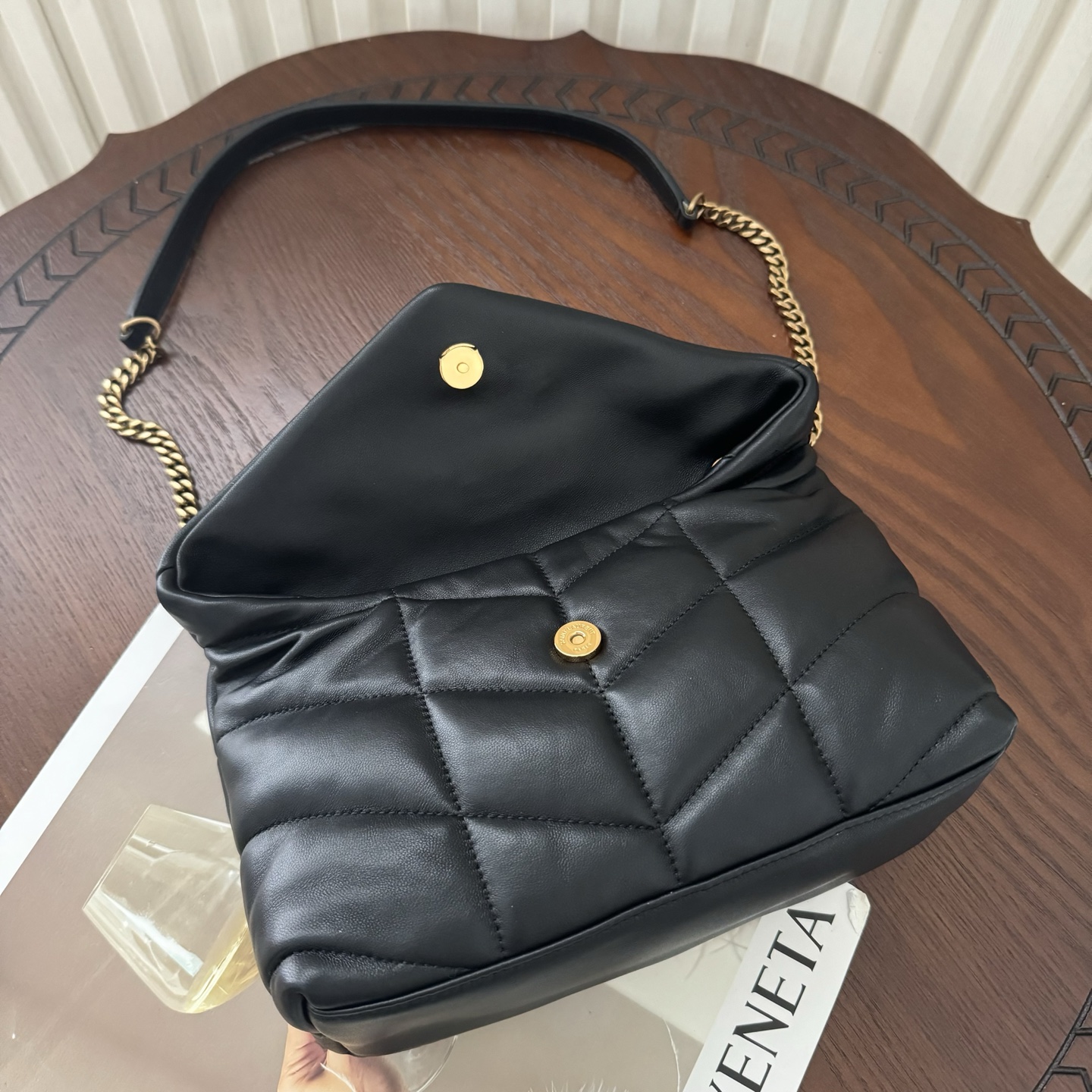 全套包装！LOULOU PUFFE迷你号绗缝小羊皮包，手感柔软细腻的小羊皮，罗缎衬里，能装轻便，单肩斜挎