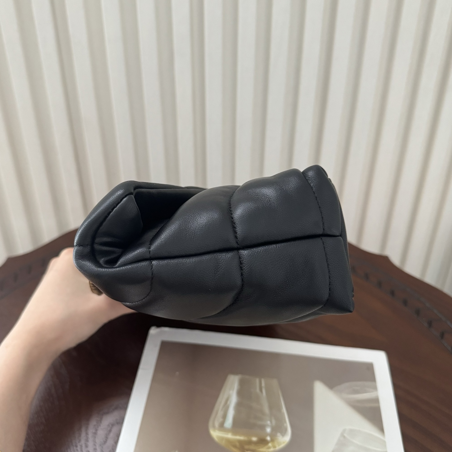 全套包装！LOULOU PUFFE迷你号绗缝小羊皮包，手感柔软细腻的小羊皮，罗缎衬里，能装轻便，单肩斜挎