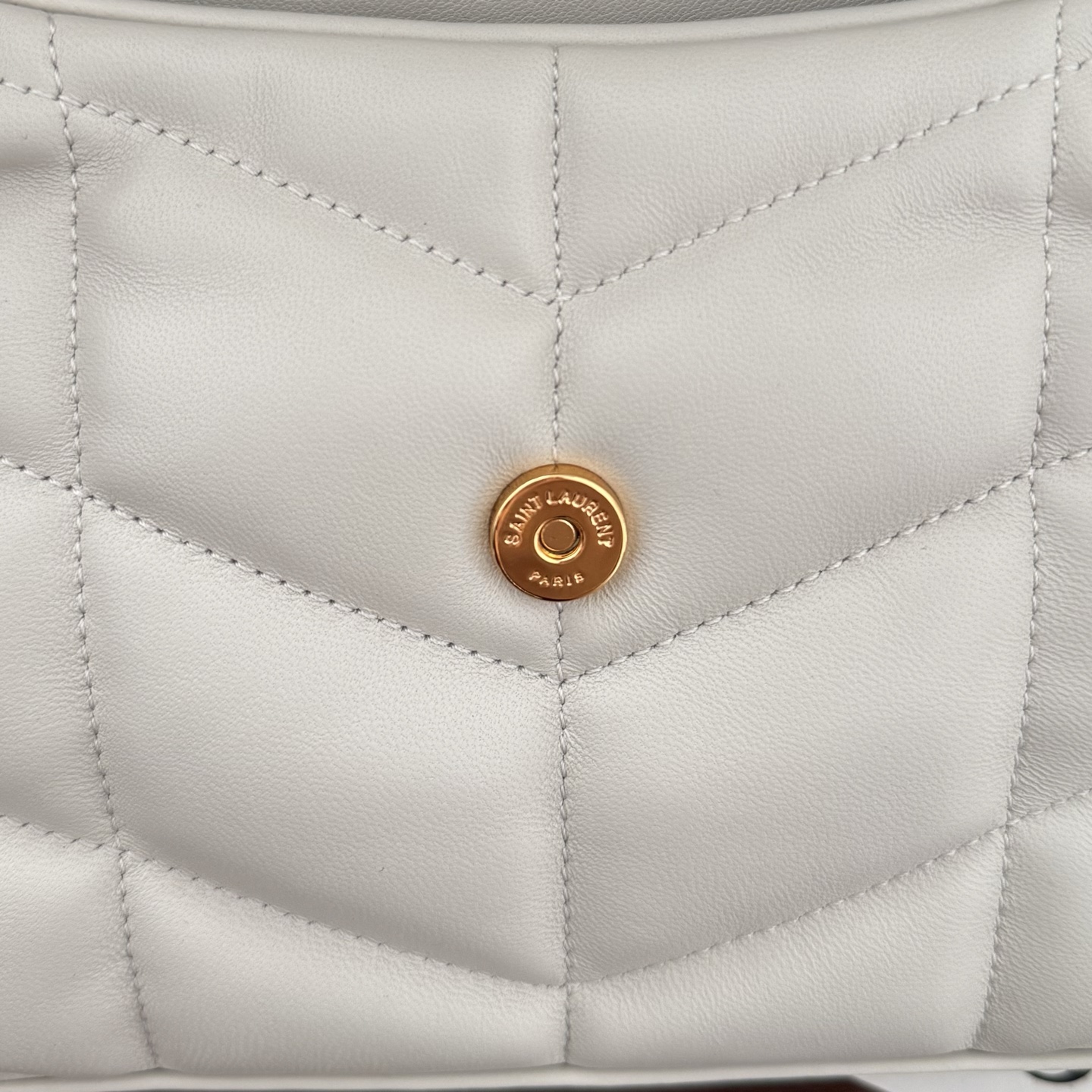 LOULOU PUFFER迷你号升级双链条款！延用了柔软细腻的小羊皮，罗缎衬里，V形绗缝和滑动链条肩带，