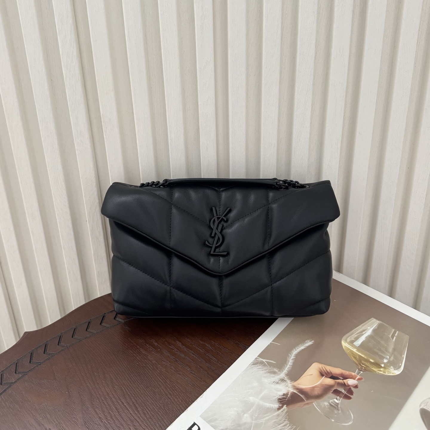 LOULOU PUFFER迷你号升级双链条款！延用了柔软细腻的小羊皮，罗缎衬里，V形绗缝和滑动链条肩带，