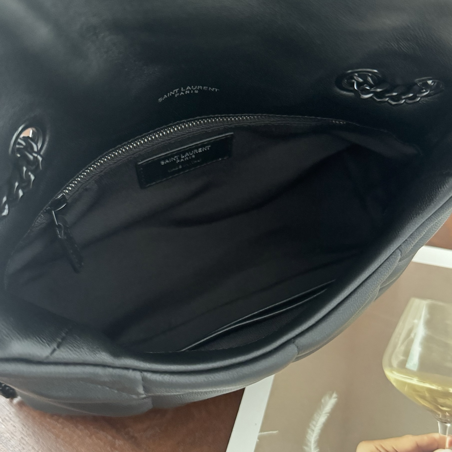 LOULOU PUFFER迷你号升级双链条款！延用了柔软细腻的小羊皮，罗缎衬里，V形绗缝和滑动链条肩带，