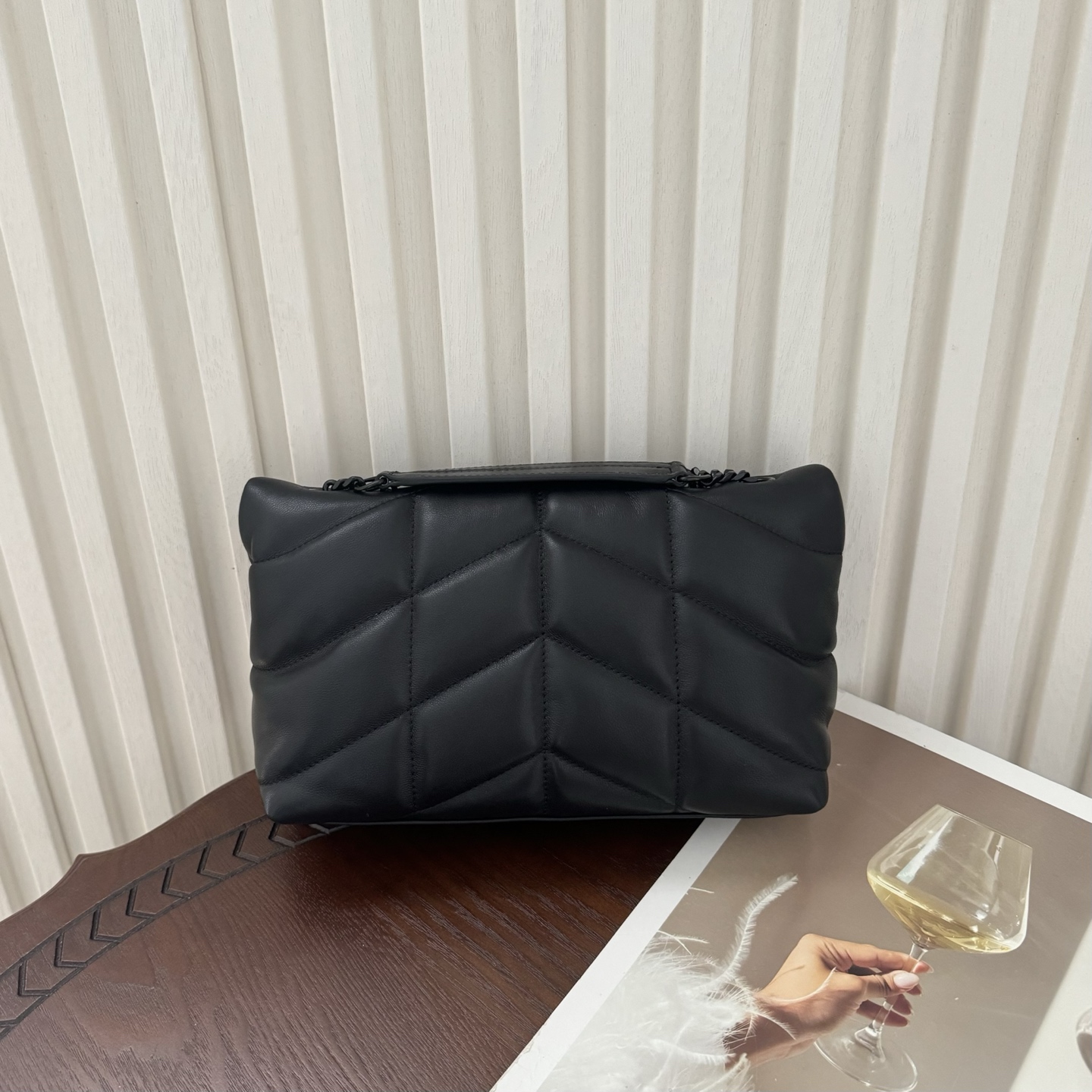 LOULOU PUFFER迷你号升级双链条款！延用了柔软细腻的小羊皮，罗缎衬里，V形绗缝和滑动链条肩带，