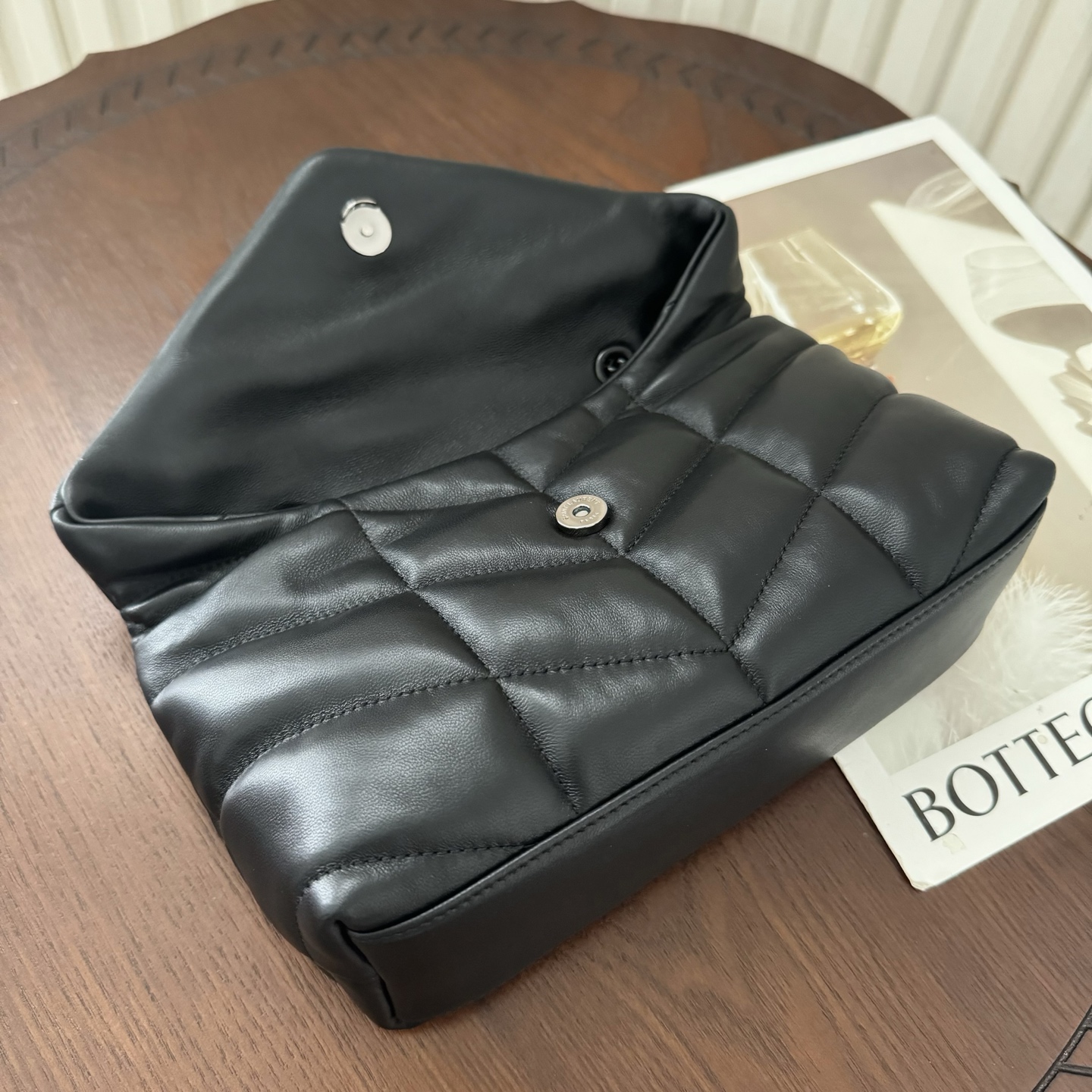 LOULOU PUFFER迷你号升级双链条款！延用了柔软细腻的小羊皮，罗缎衬里，V形绗缝和滑动链条肩带，