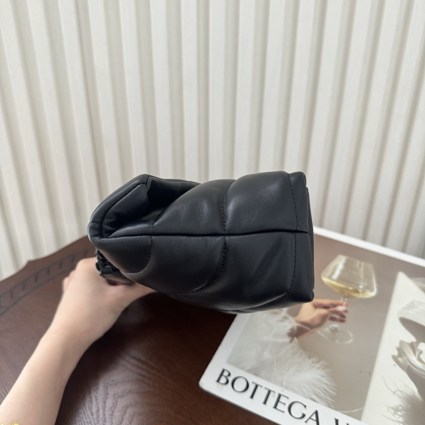 LOULOU PUFFER迷你号升级双链条款！延用了柔软细腻的小羊皮，罗缎衬里，V形绗缝和滑动链条肩带，