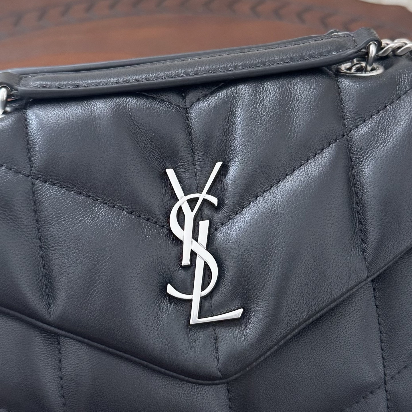 LOULOU PUFFER迷你号升级双链条款！延用了柔软细腻的小羊皮，罗缎衬里，V形绗缝和滑动链条肩带，