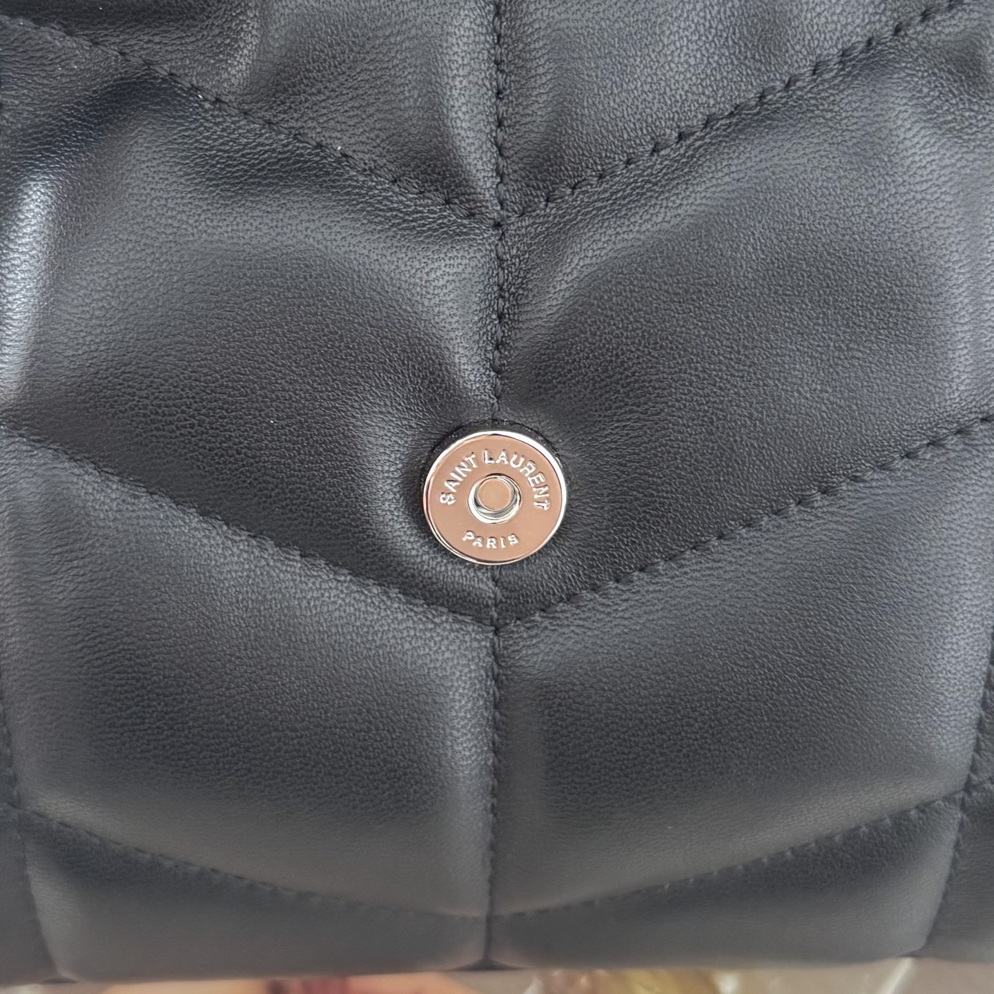 LOULOU PUFFER迷你号升级双链条款！延用了柔软细腻的小羊皮，罗缎衬里，V形绗缝和滑动链条肩带，