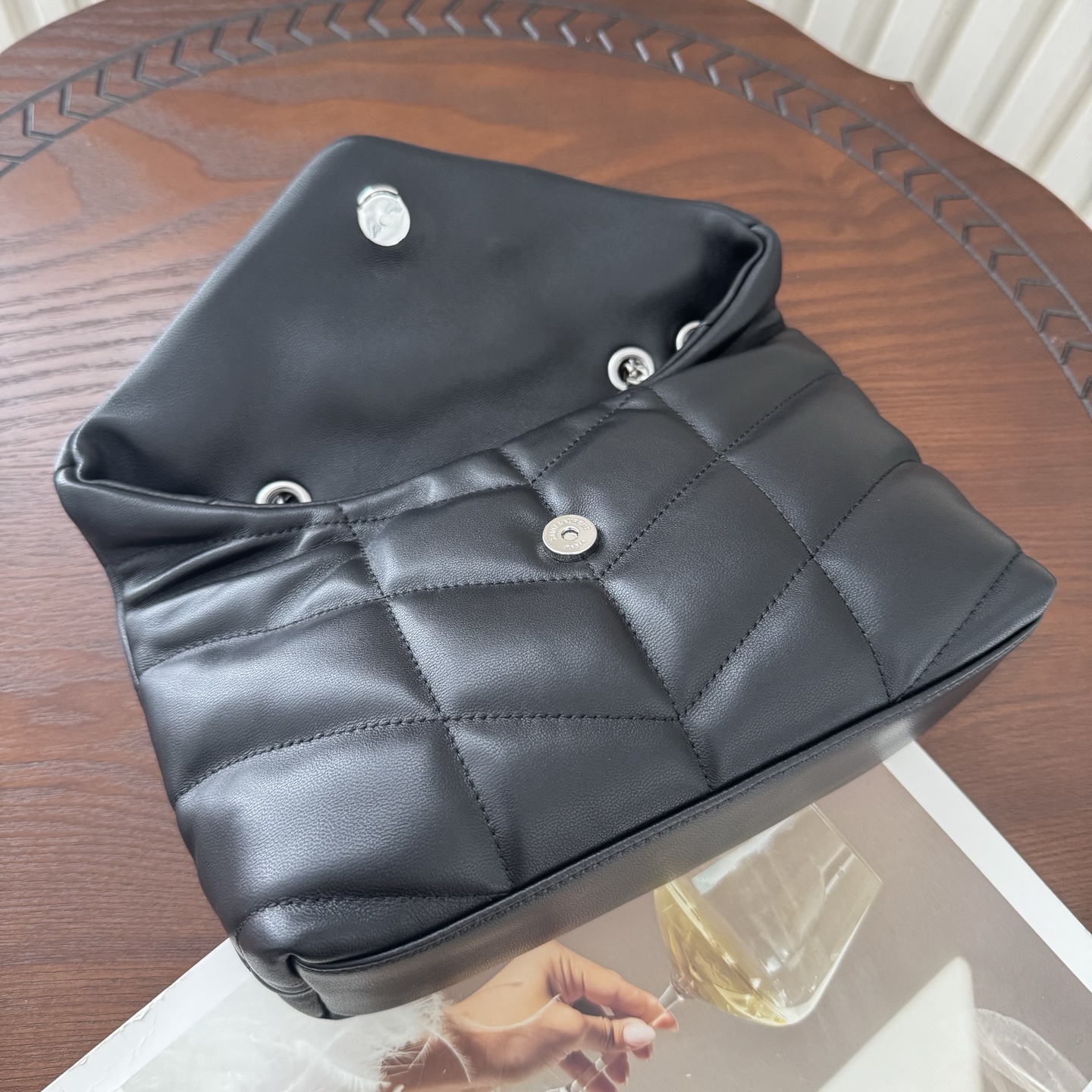 LOULOU PUFFER迷你号升级双链条款！延用了柔软细腻的小羊皮，罗缎衬里，V形绗缝和滑动链条肩带，