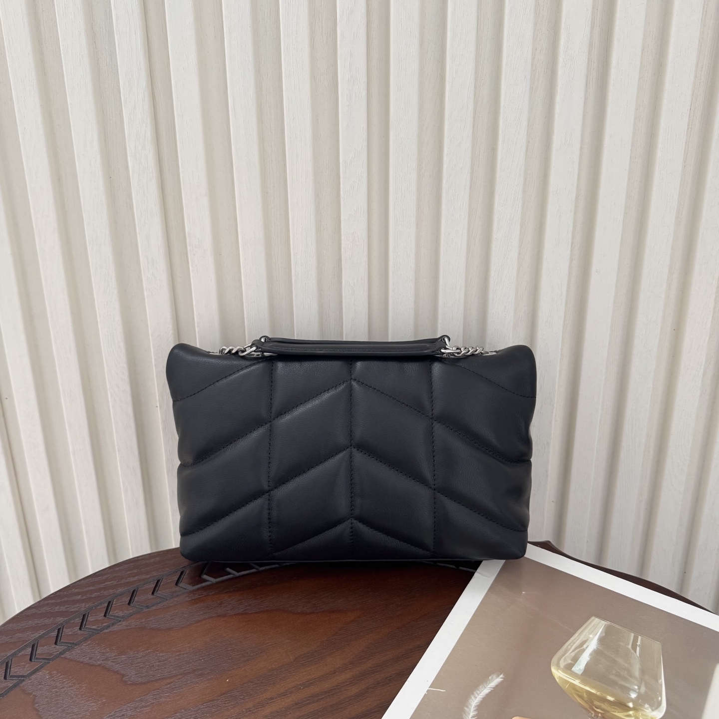 LOULOU PUFFER迷你号升级双链条款！延用了柔软细腻的小羊皮，罗缎衬里，V形绗缝和滑动链条肩带，