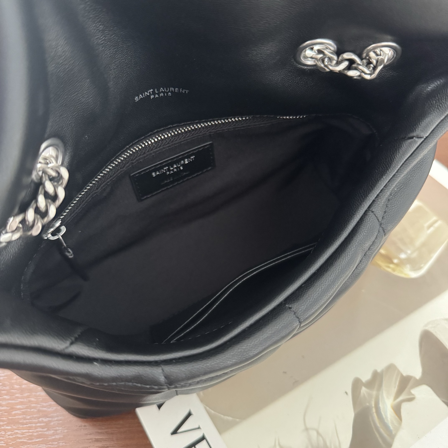 LOULOU PUFFER迷你号升级双链条款！延用了柔软细腻的小羊皮，罗缎衬里，V形绗缝和滑动链条肩带，