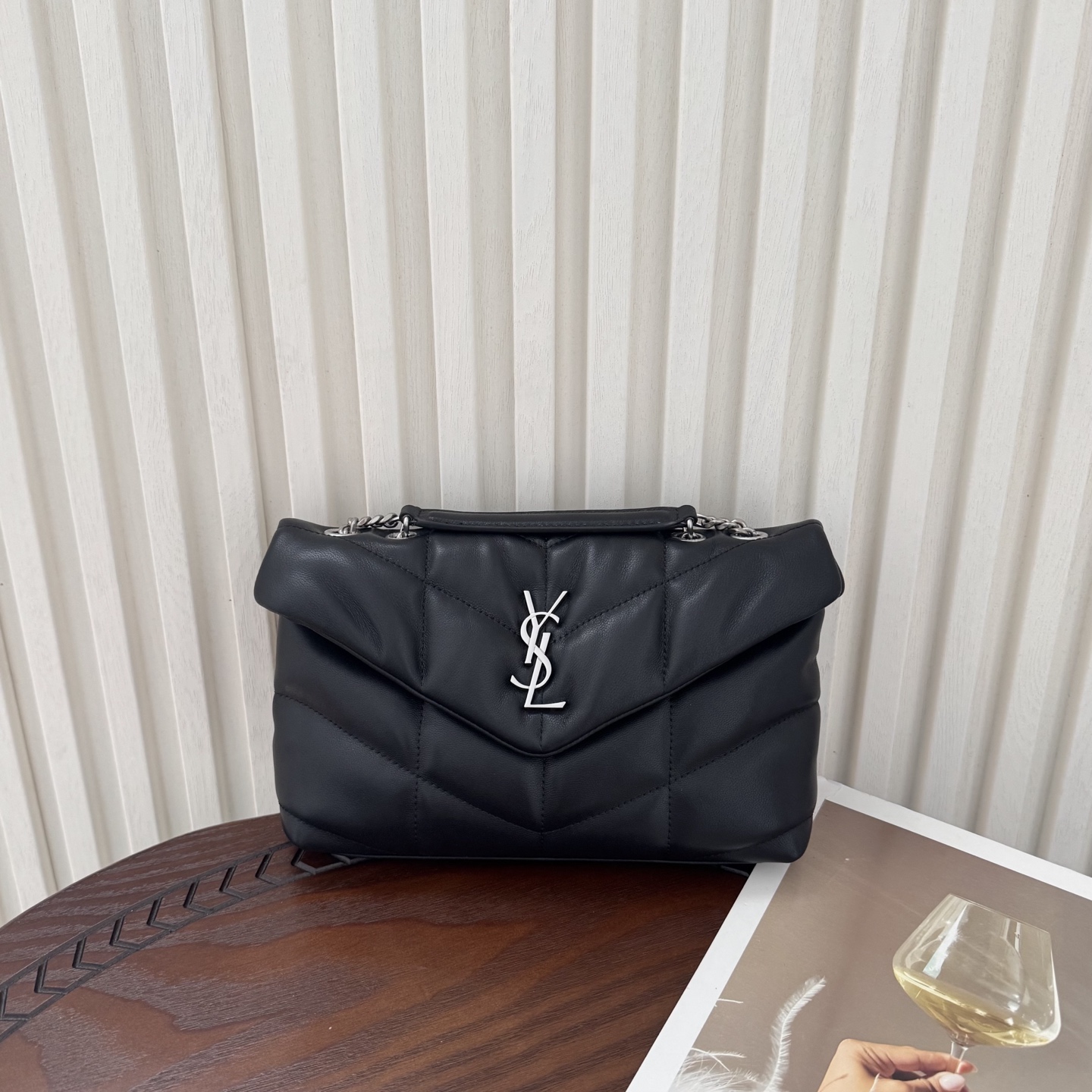 LOULOU PUFFER迷你号升级双链条款！延用了柔软细腻的小羊皮，罗缎衬里，V形绗缝和滑动链条肩带，