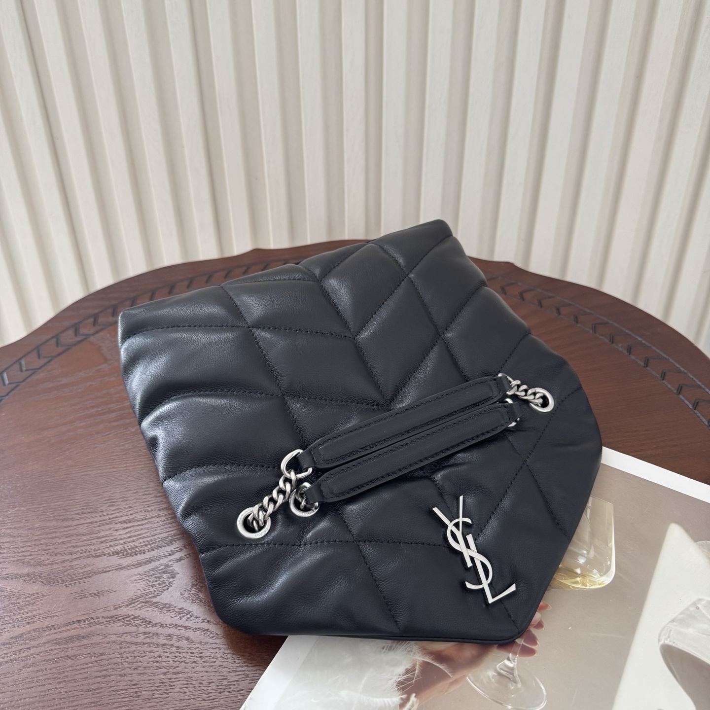 LOULOU PUFFER迷你号升级双链条款！延用了柔软细腻的小羊皮，罗缎衬里，V形绗缝和滑动链条肩带，