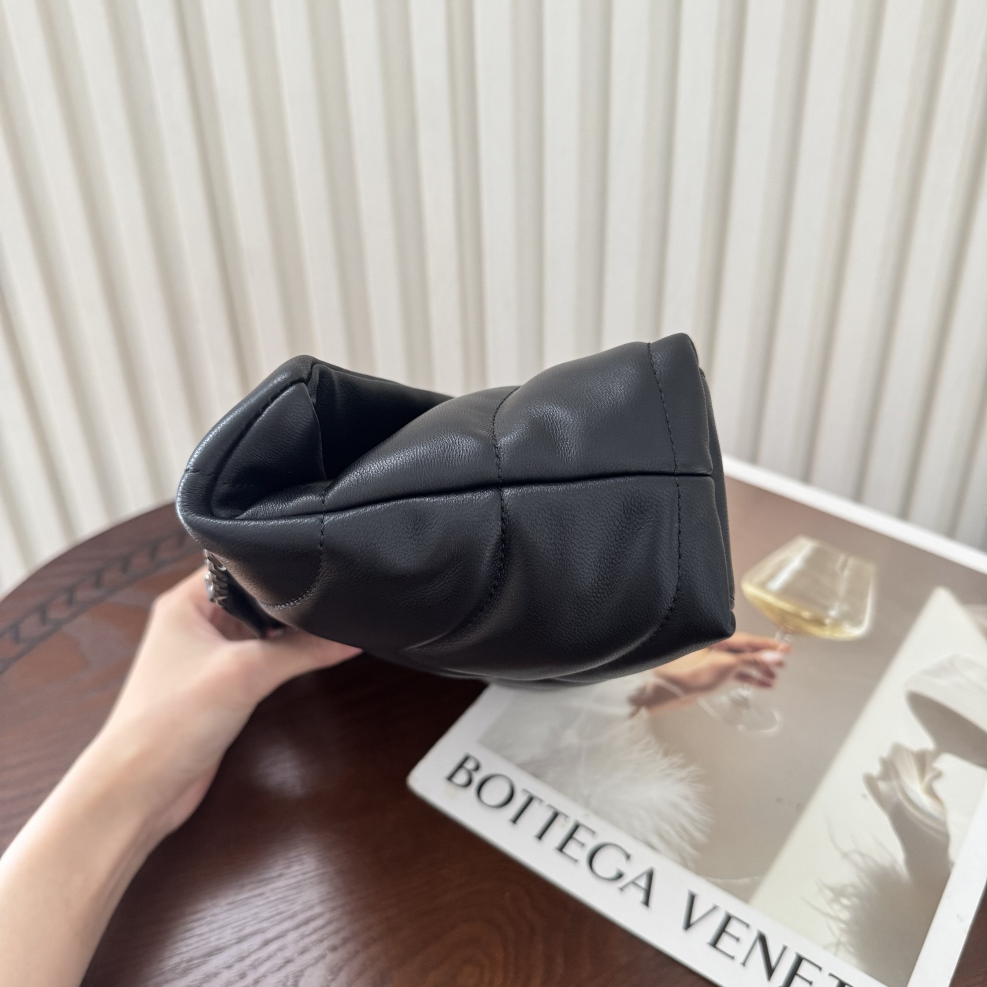 LOULOU PUFFER迷你号升级双链条款！延用了柔软细腻的小羊皮，罗缎衬里，V形绗缝和滑动链条肩带，