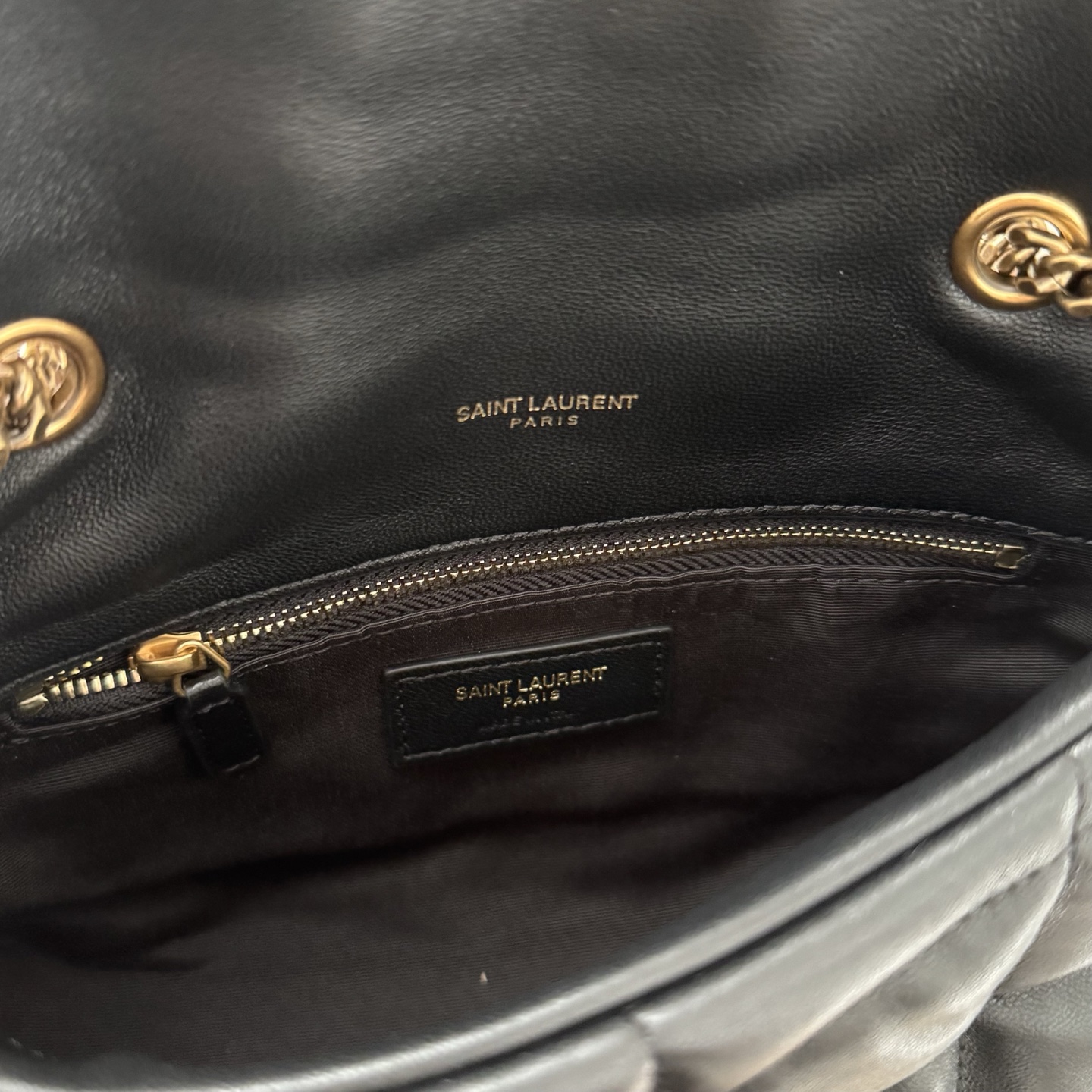 LOULOU PUFFER迷你号升级双链条款！延用了柔软细腻的小羊皮，罗缎衬里，V形绗缝和滑动链条肩带，