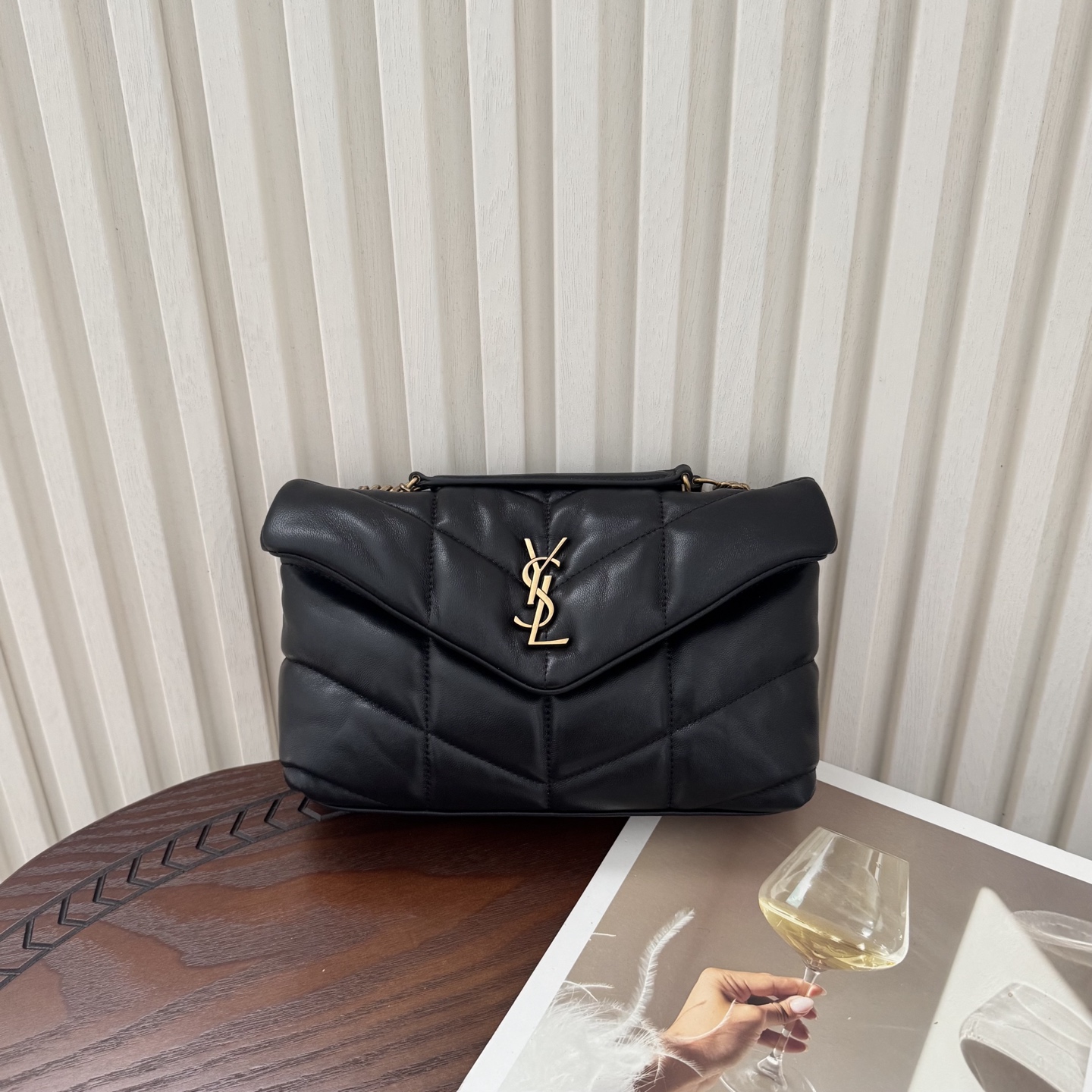 LOULOU PUFFER迷你号升级双链条款！延用了柔软细腻的小羊皮，罗缎衬里，V形绗缝和滑动链条肩带，